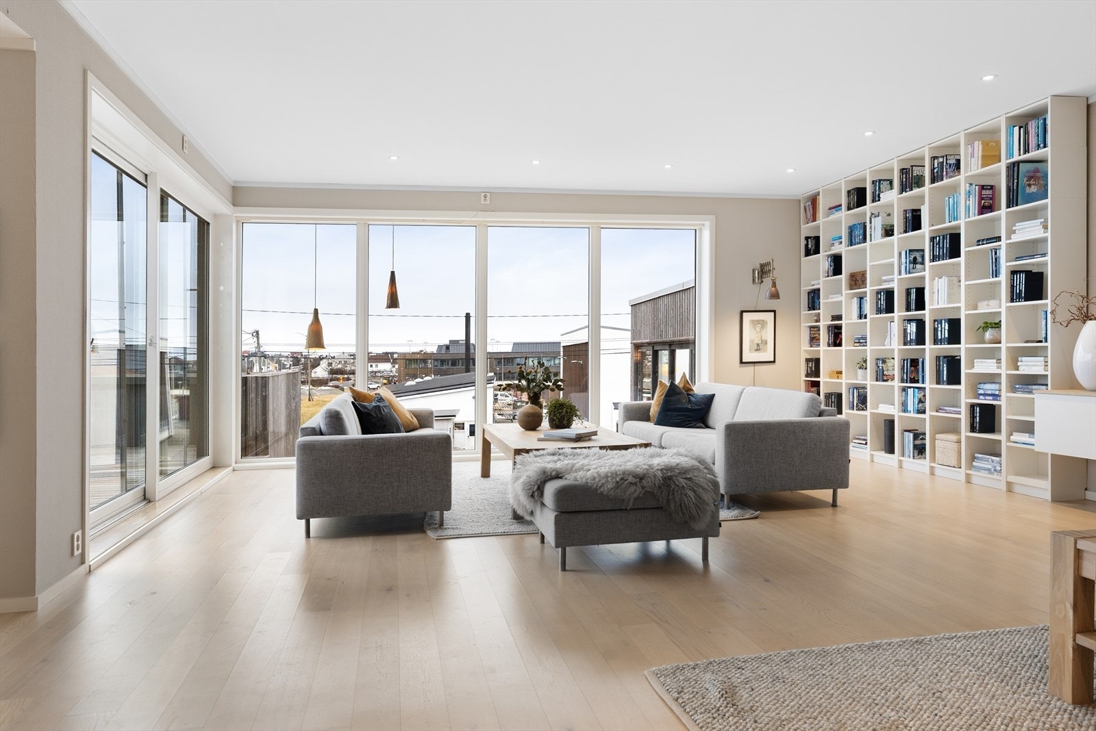 De store vinduene gir utsyn mot uteområdene og forsterker følelsen av lys og rom. Galleribilde