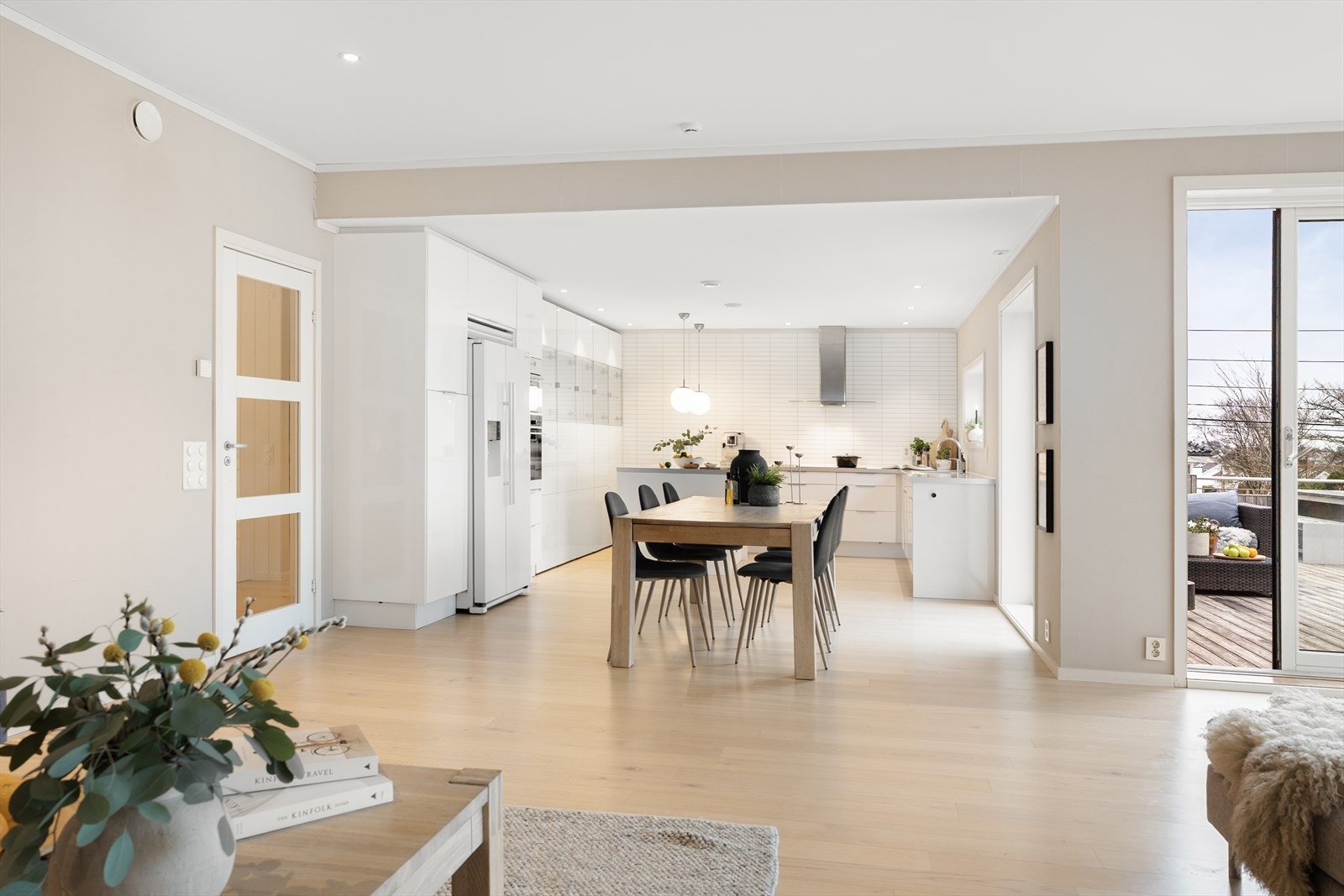 Her får man en luftig og åpen romfølelse, med flott flyt mellom stue og kjøkken. Galleribilde