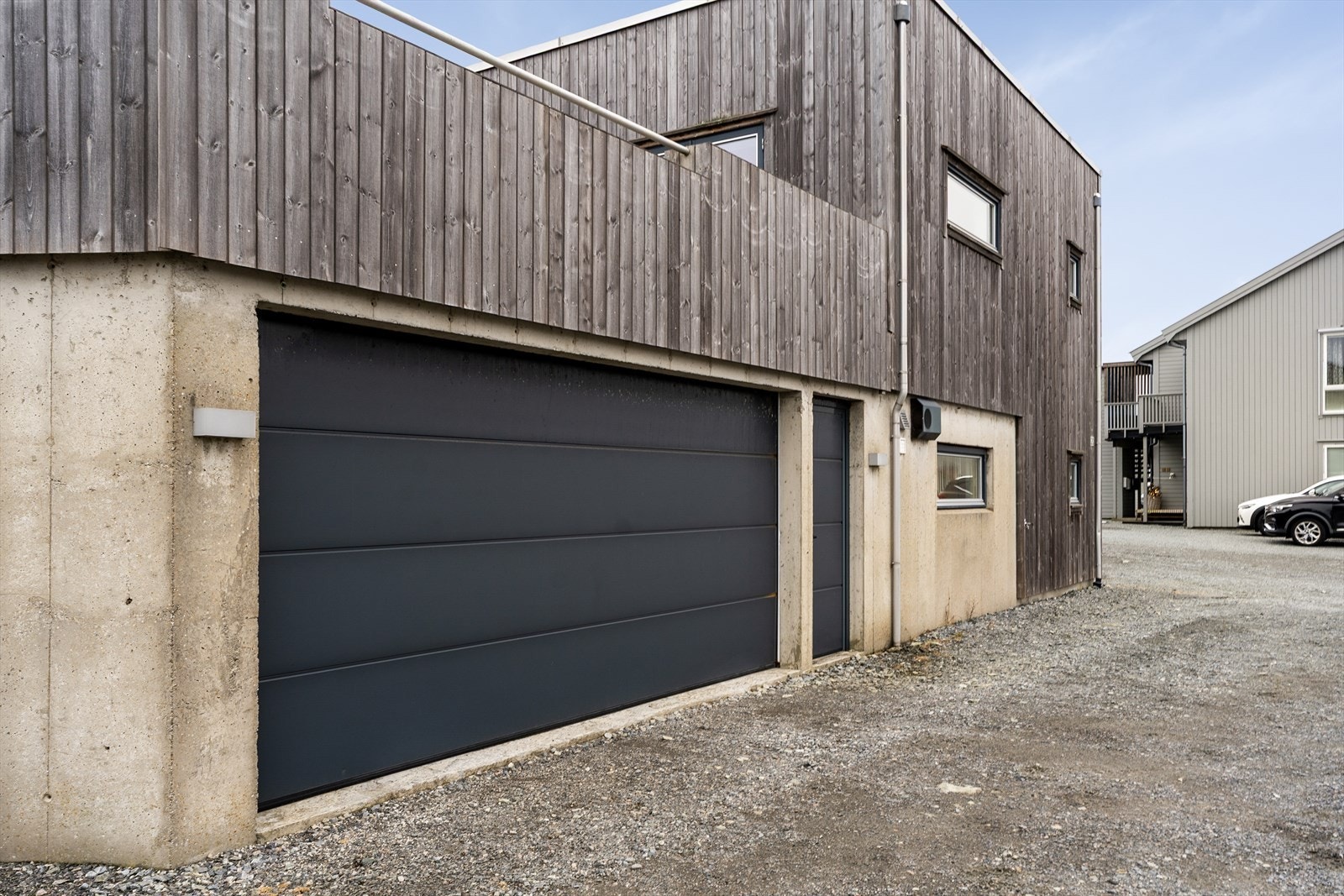 Romslig garasje som gir enkel og tørr adkomst til boligen. Galleribilde