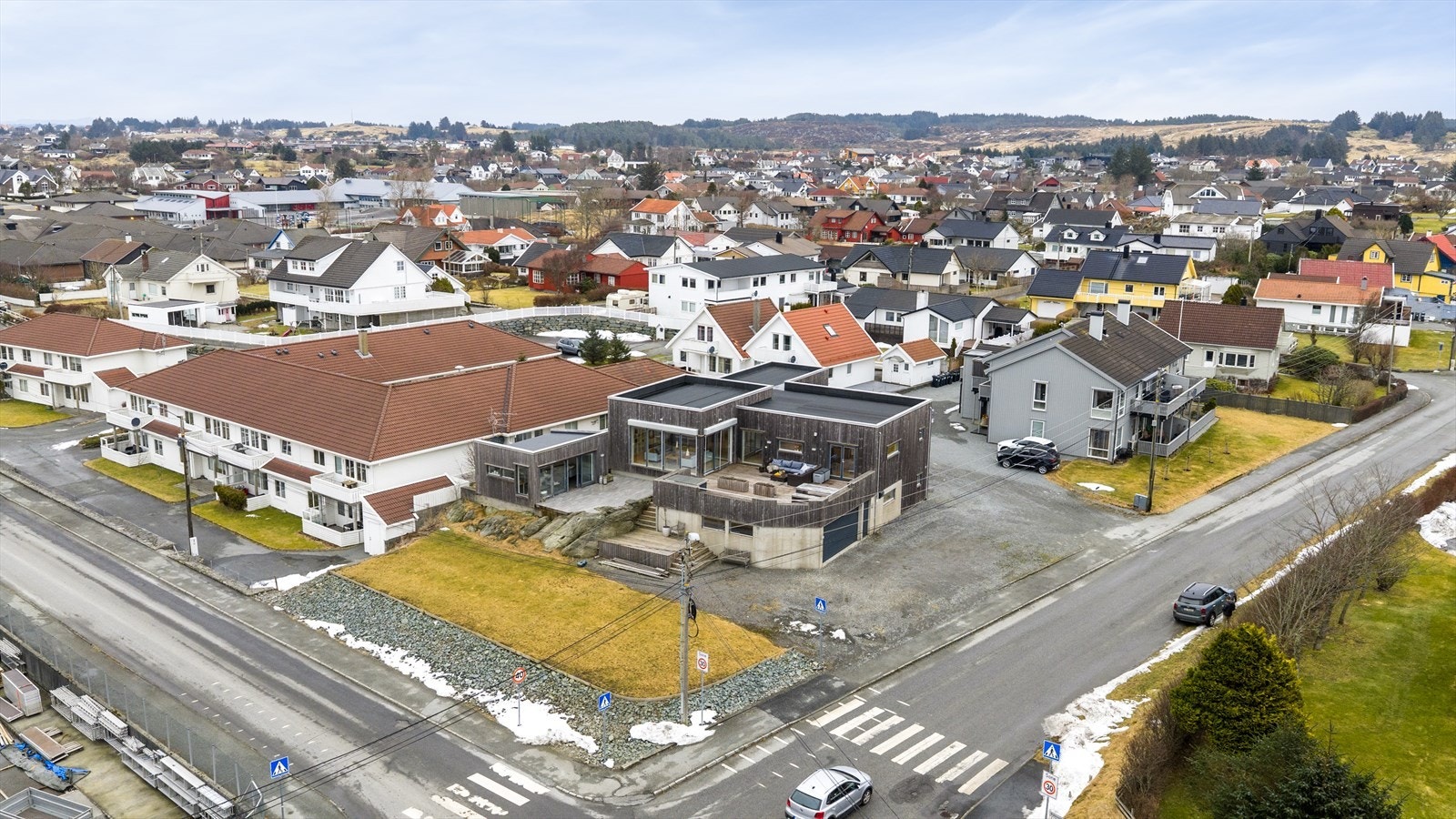 Eiendommen ligger fritt og fint til i hjørnet av Grindhaugvegen/Engvegen på Åkrehamn. Galleribilde