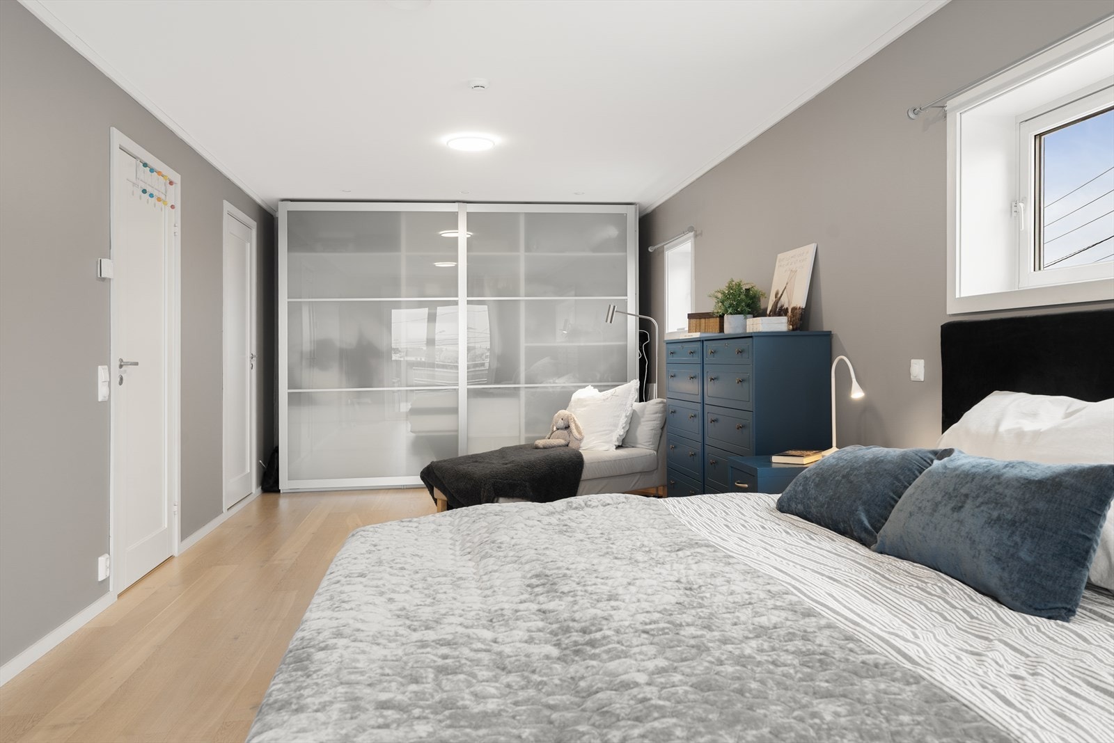 Soverommet har praktisk skyvedørsgarderobe med god oppbevaringsplass, samt direkte tilknytning til eget bad - en ettertraktet løsning som gir både komfort og privatliv. Galleribilde
