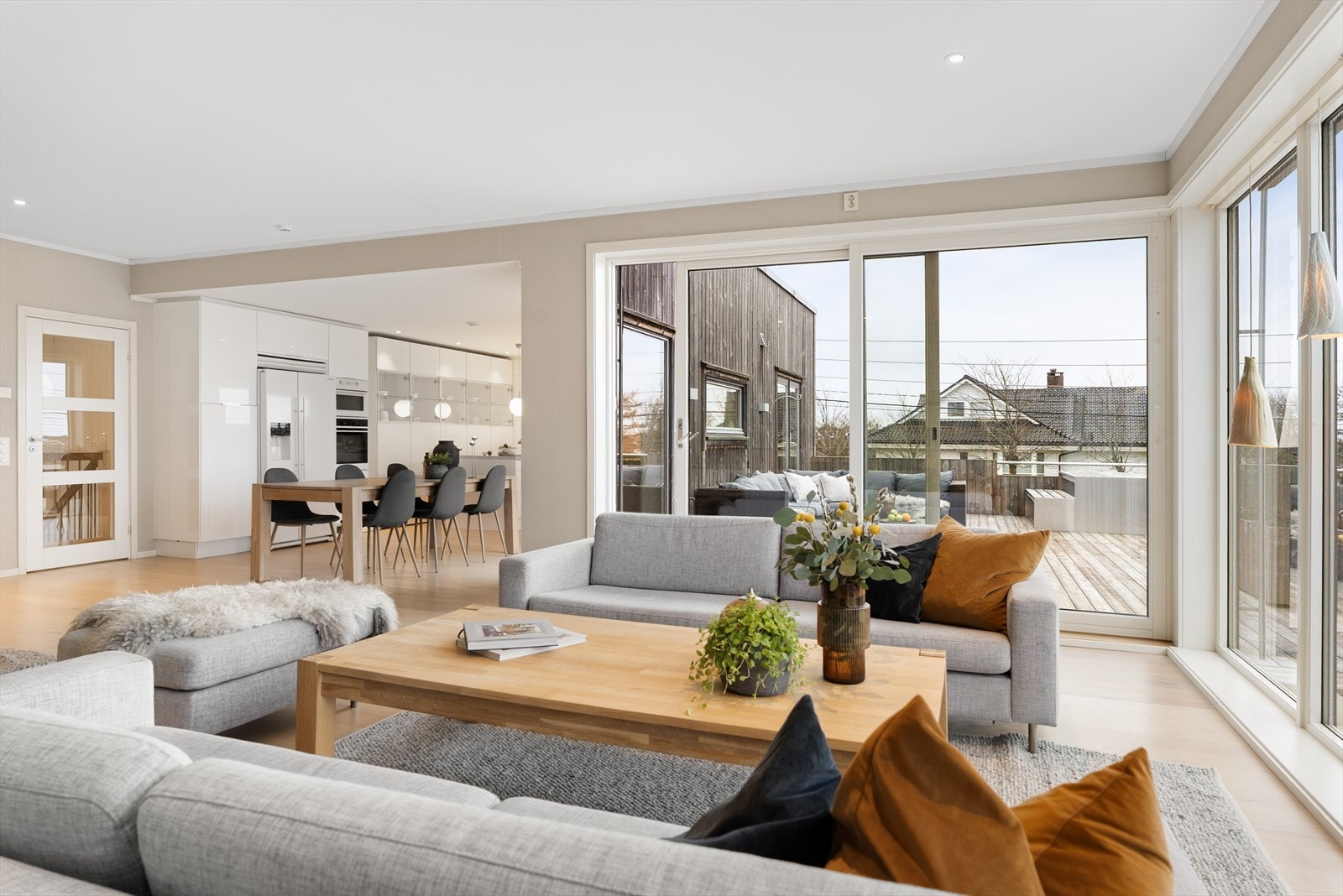 Boligens hovedstue er et naturlig samlingspunkt med
store vindusflater som slipper inn rikelig med dagslys. Galleribilde