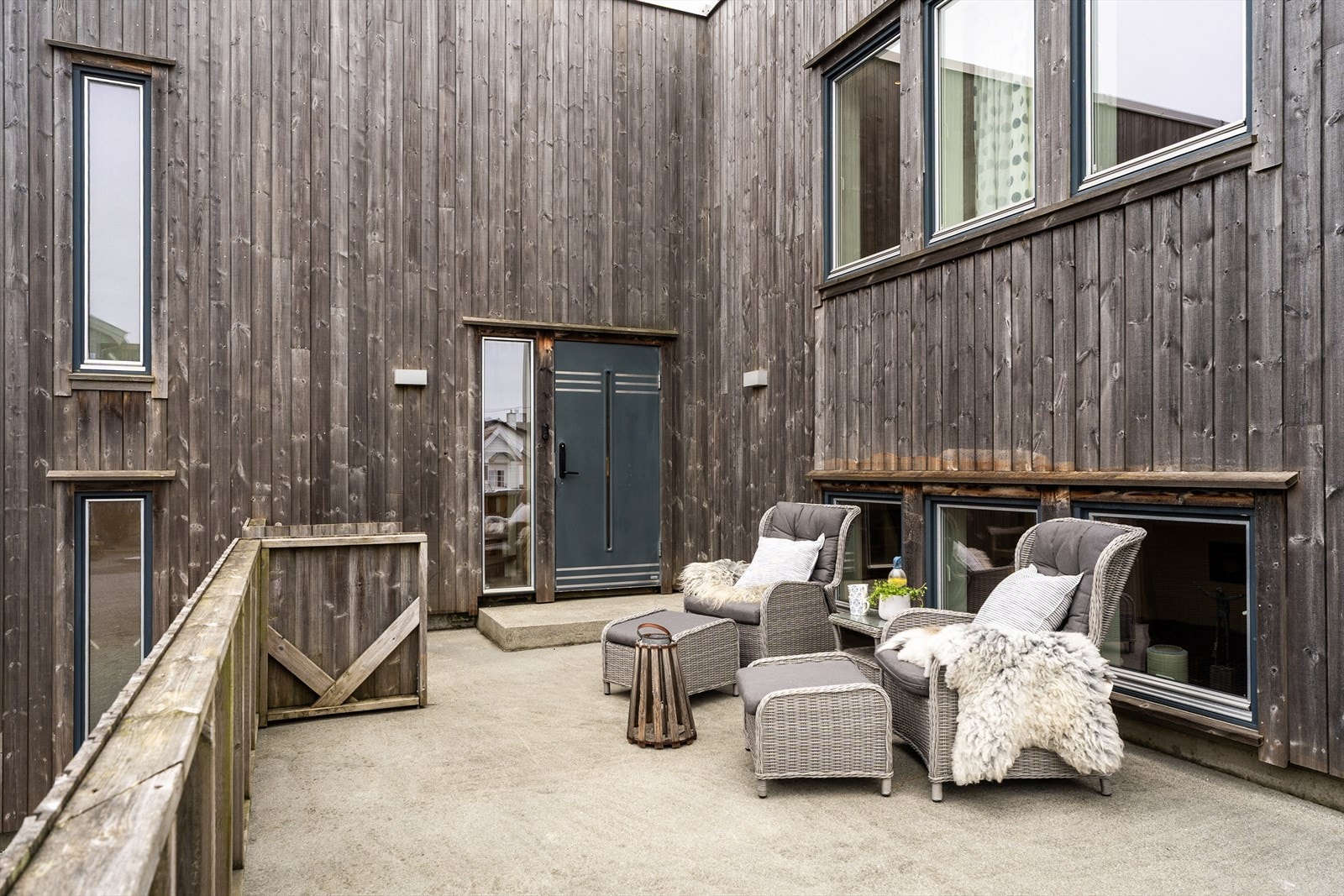 Hyggelig uteplass ved inngangspartiet - en lun og innbydende velkomst til boligen. Galleribilde