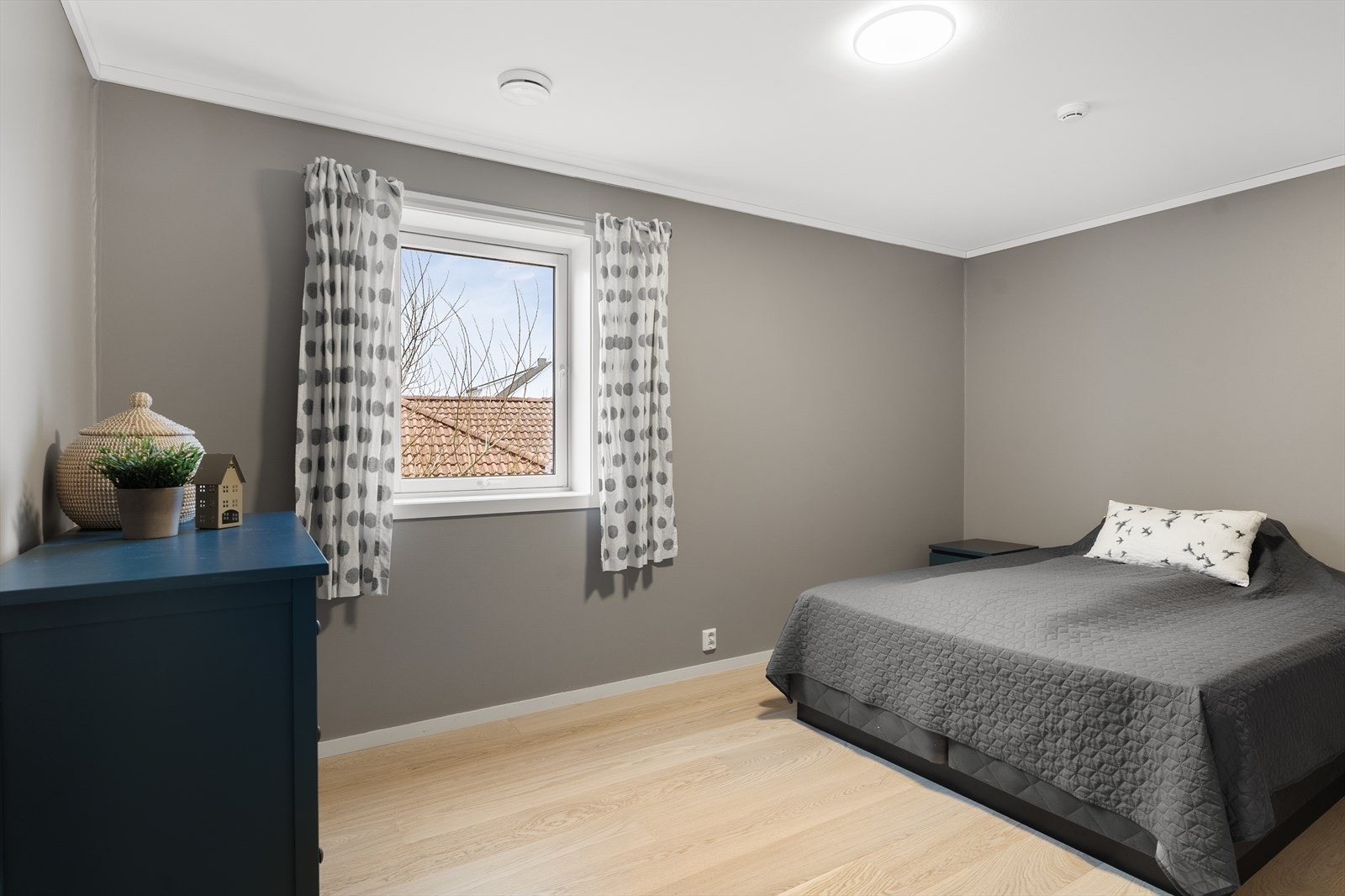 Soverom med god plass til dobbelseng. Galleribilde