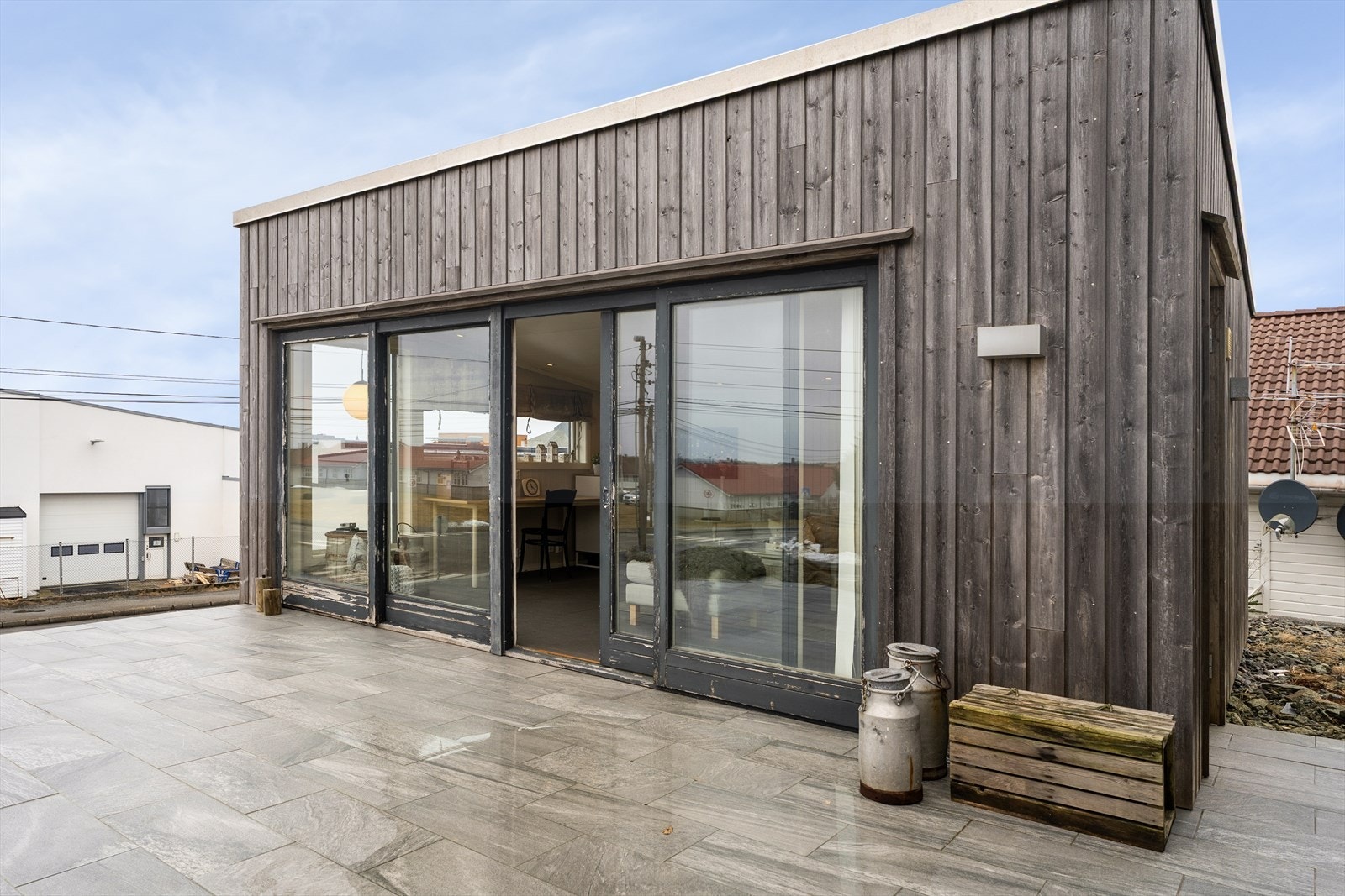 Eiendommen byr på en flott hagestue som gir en lun og skjermet sone for hyggelige sammenkomster - perfekt for både sene sommerkvelder og kjøligere vår- og høstdager. Galleribilde