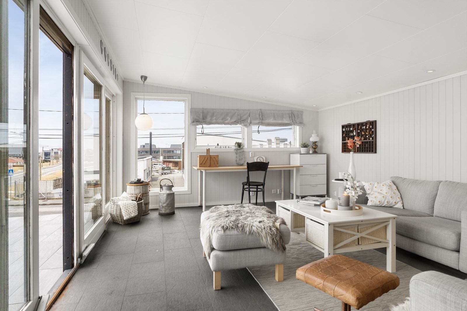 Praktisk flislagt gulv som gjør rommet enkelt å holde rent. Galleribilde