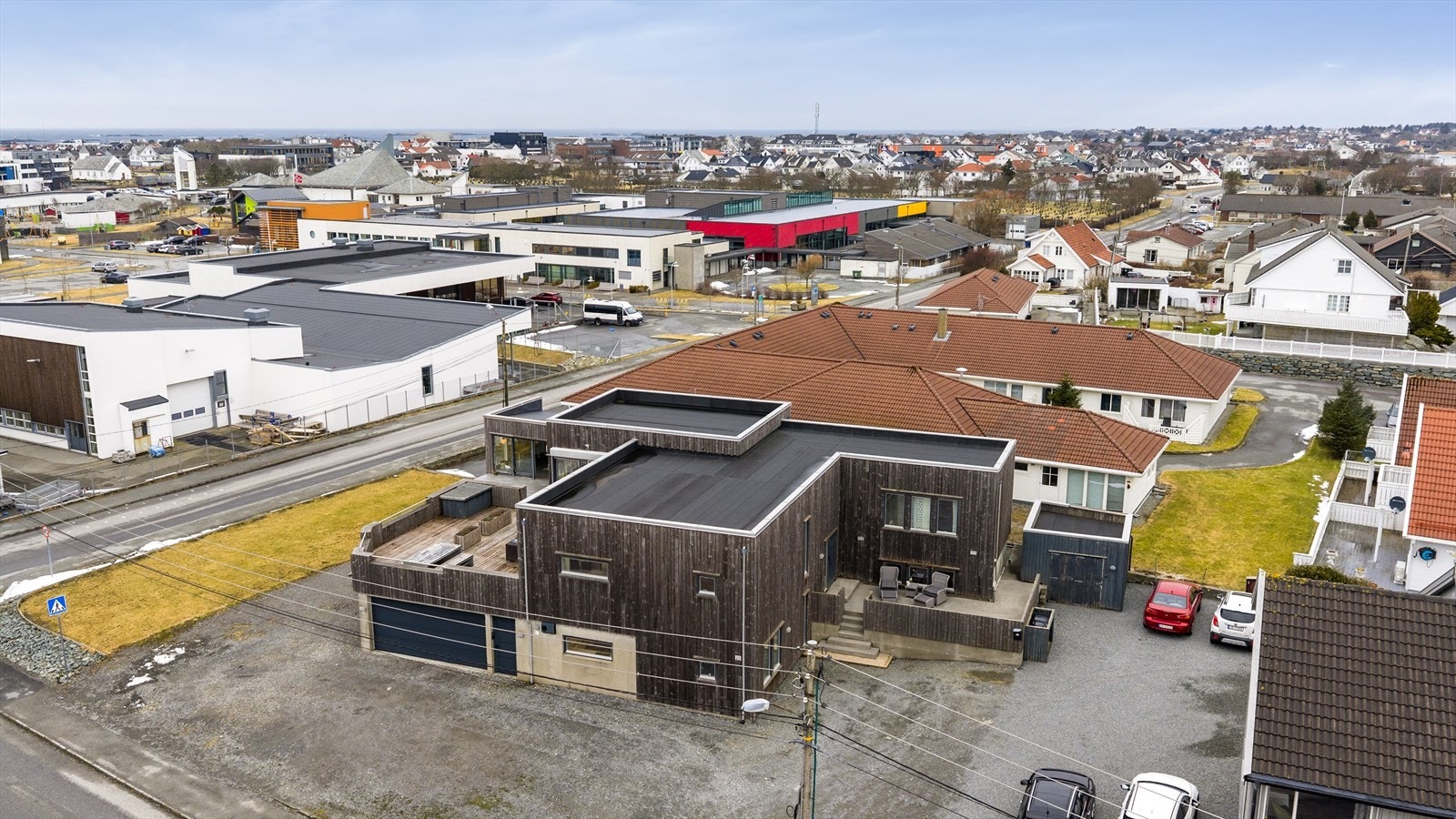 Sentral beliggenhet i forhold til skoler, barnehager, butikker og idrettsanlegg og Åkrasanden. Galleribilde