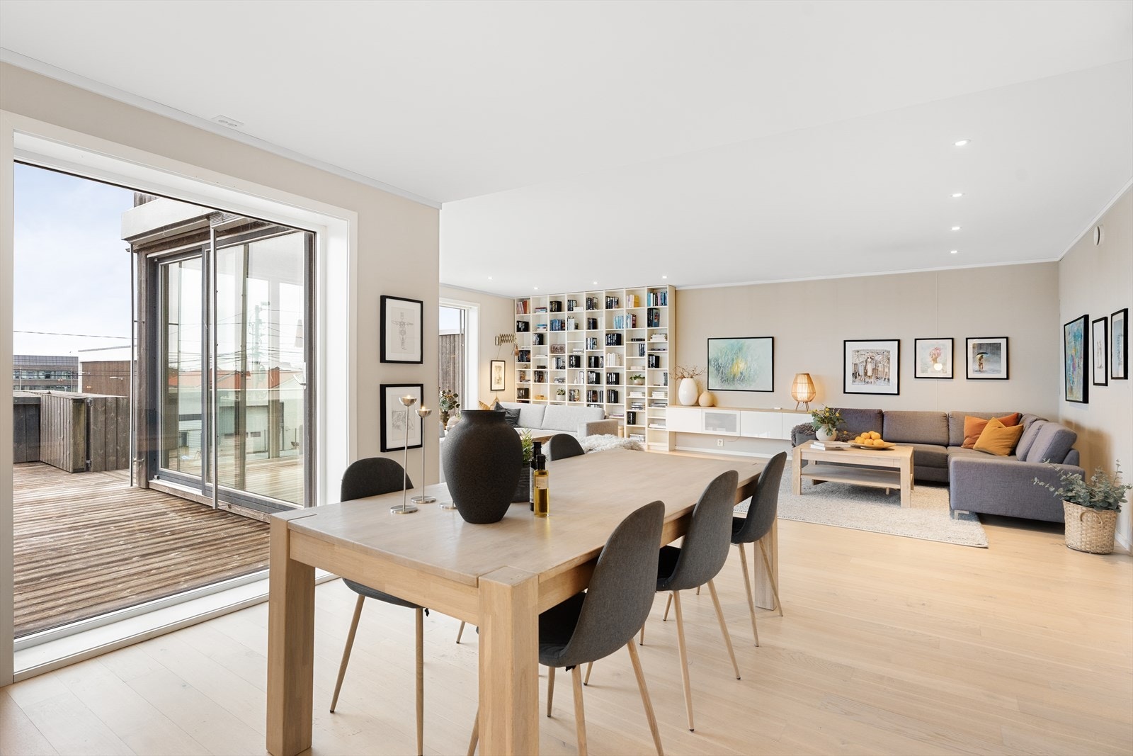 Kjøkkenet ligger åpent mot stuen, noe som skaper en sosial og moderne atmosfære. Galleribilde