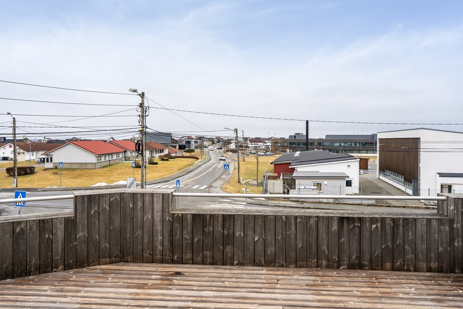 Utsikt mot sjøen i vest og utover nabobebyggelsen. Galleribilde