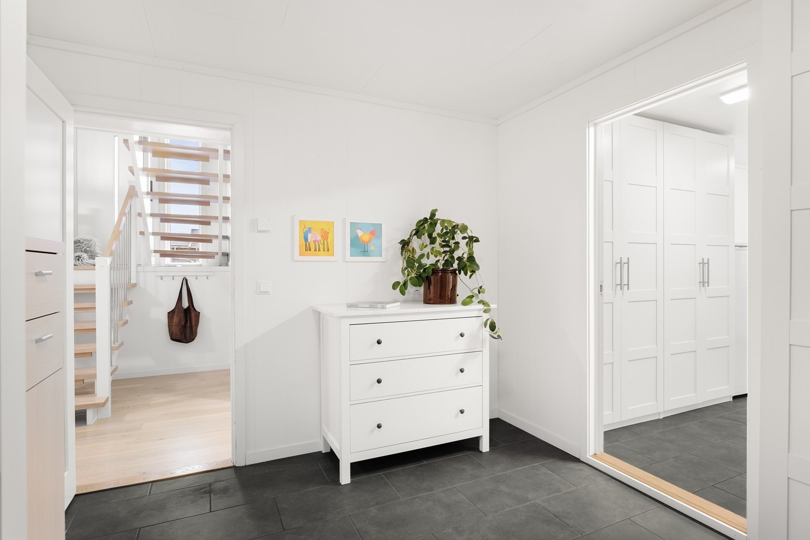 God plass til oppbevaring og garderobeløsning i underetasjen. Galleribilde