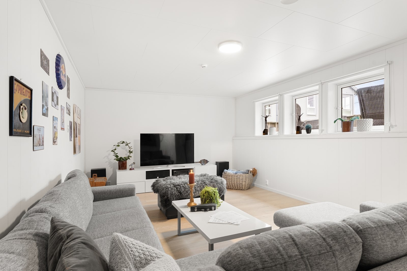 Romslig kjellerstue - perfekt som TV-stue, ungdomsrom eller ekstra stue. Galleribilde