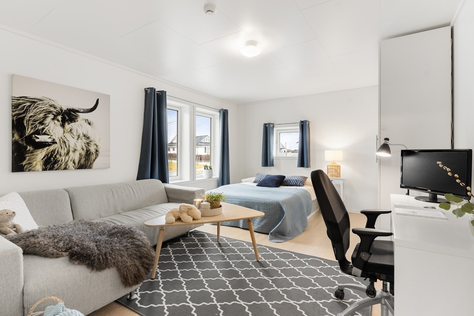 Svært romslig soverom med god plass til både garderobeløsning og sittegruppe. Galleribilde