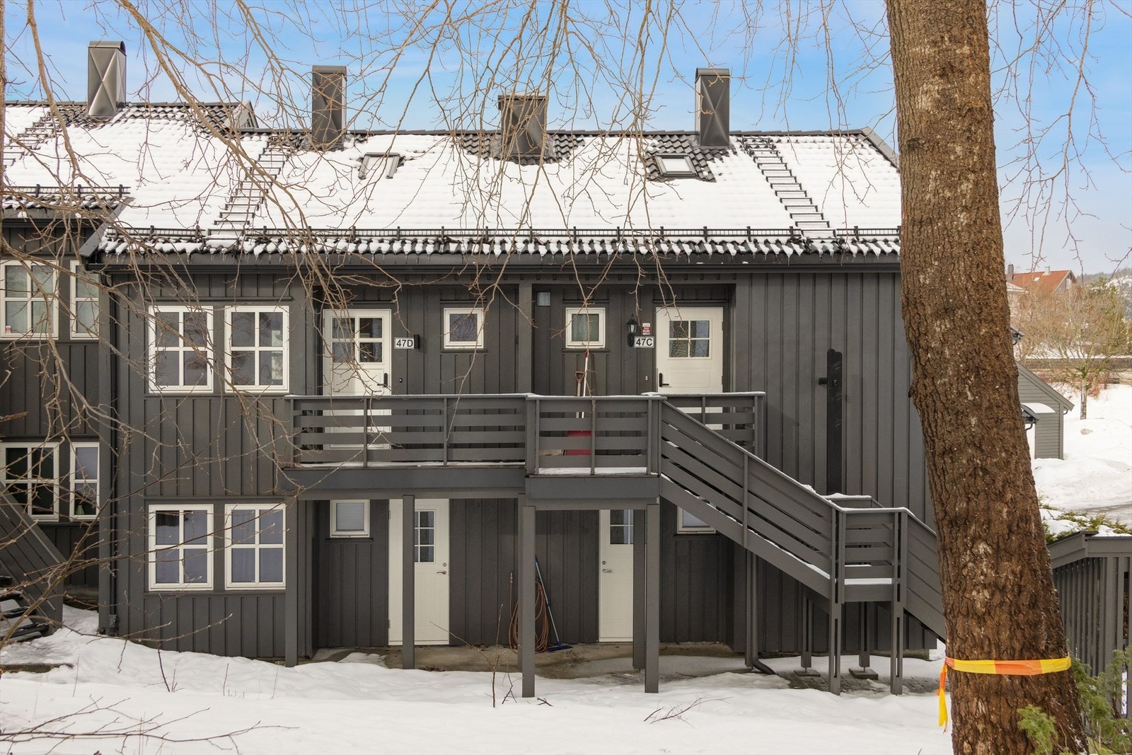 Fasade trapper og totalrenovering av tak utført av sameiet i 2025. Galleribilde