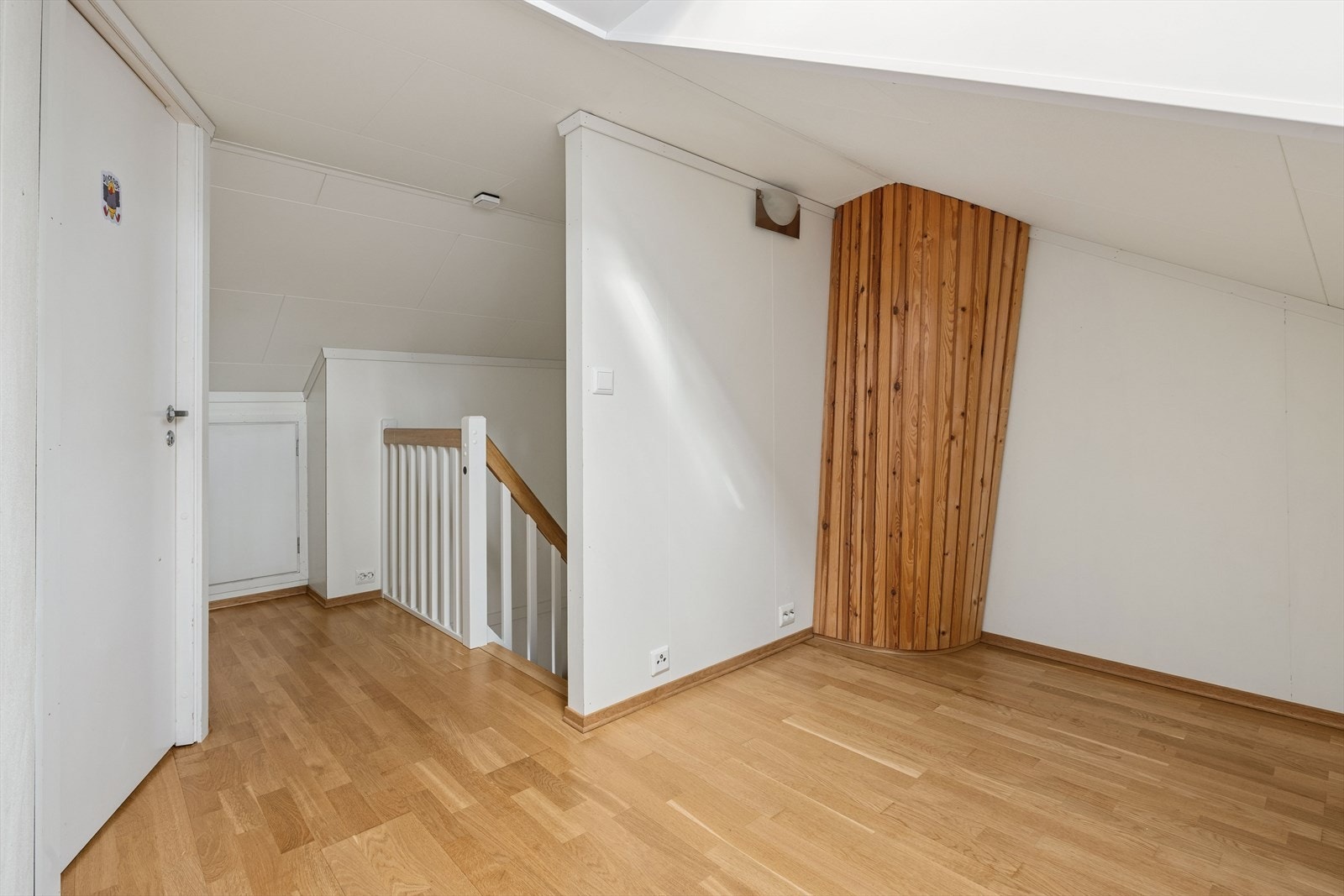 Loftet er på godkjente tegninger markert som loft og er ikke godkjent til varig opphold. Galleribilde