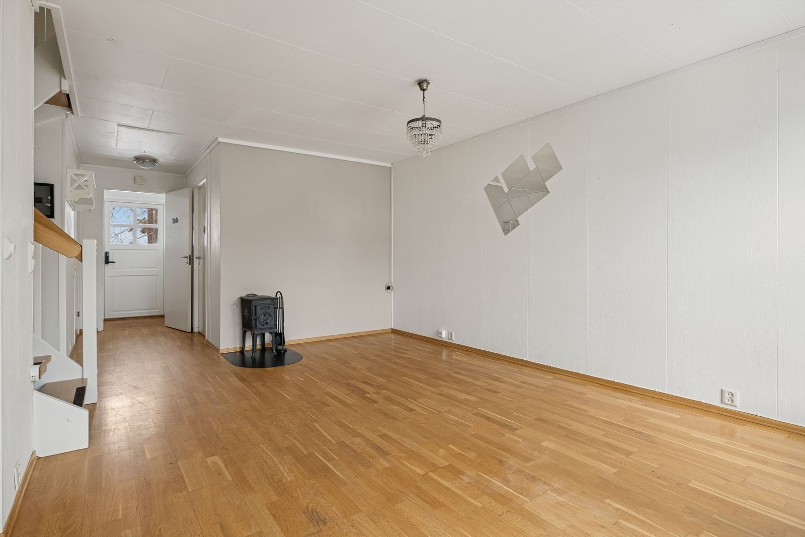 Stor stue med gode innredningsmuligheter, og peis. Galleribilde