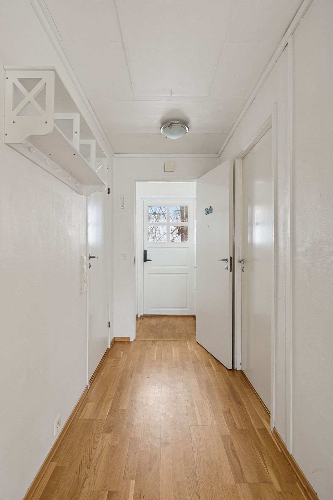 Romslig entré med god plass til å henge fra seg yttertøy og sko. Galleribilde