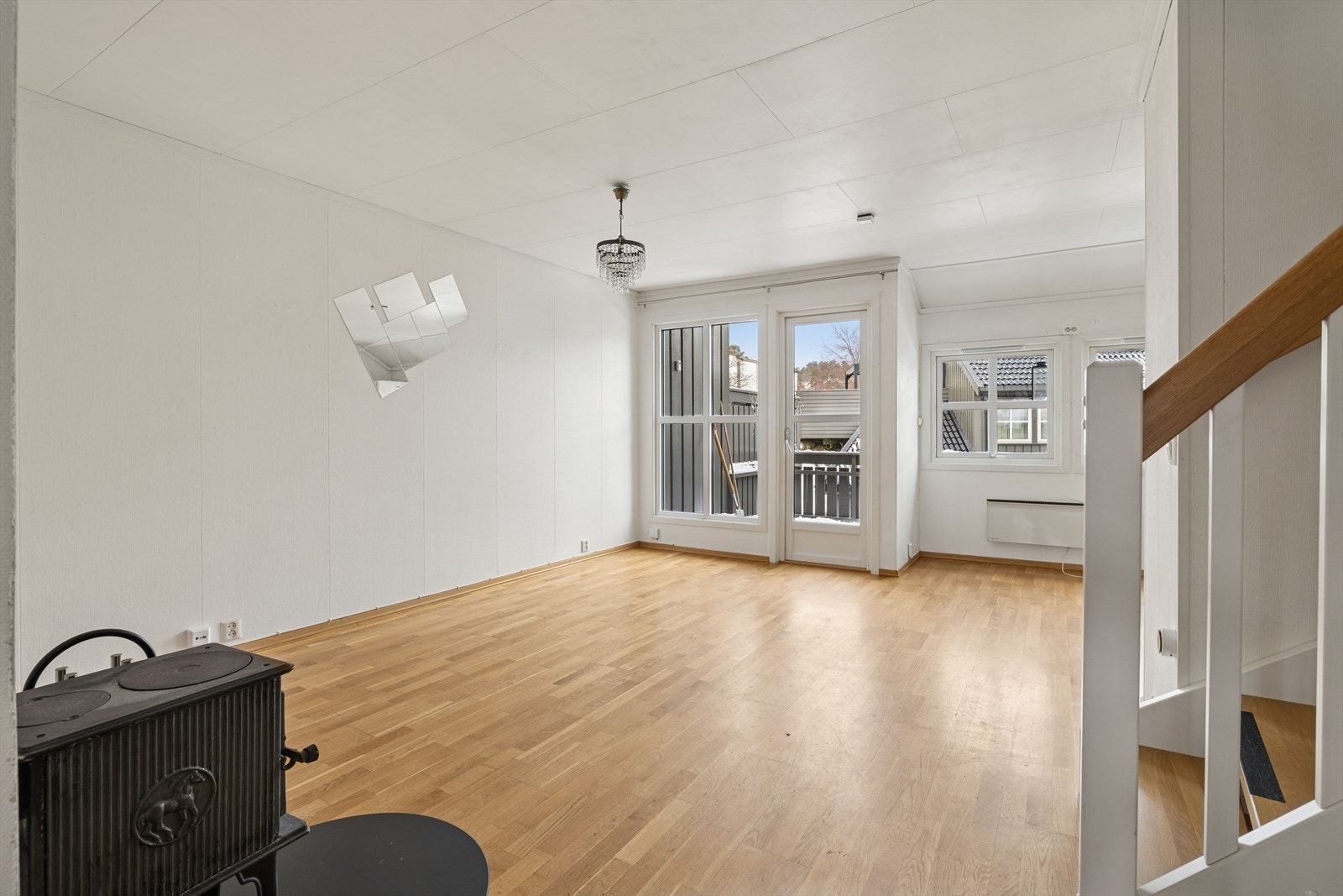 En romslig leilighet over 2 plan med utgang til solrik, vestvendt balkong. Galleribilde