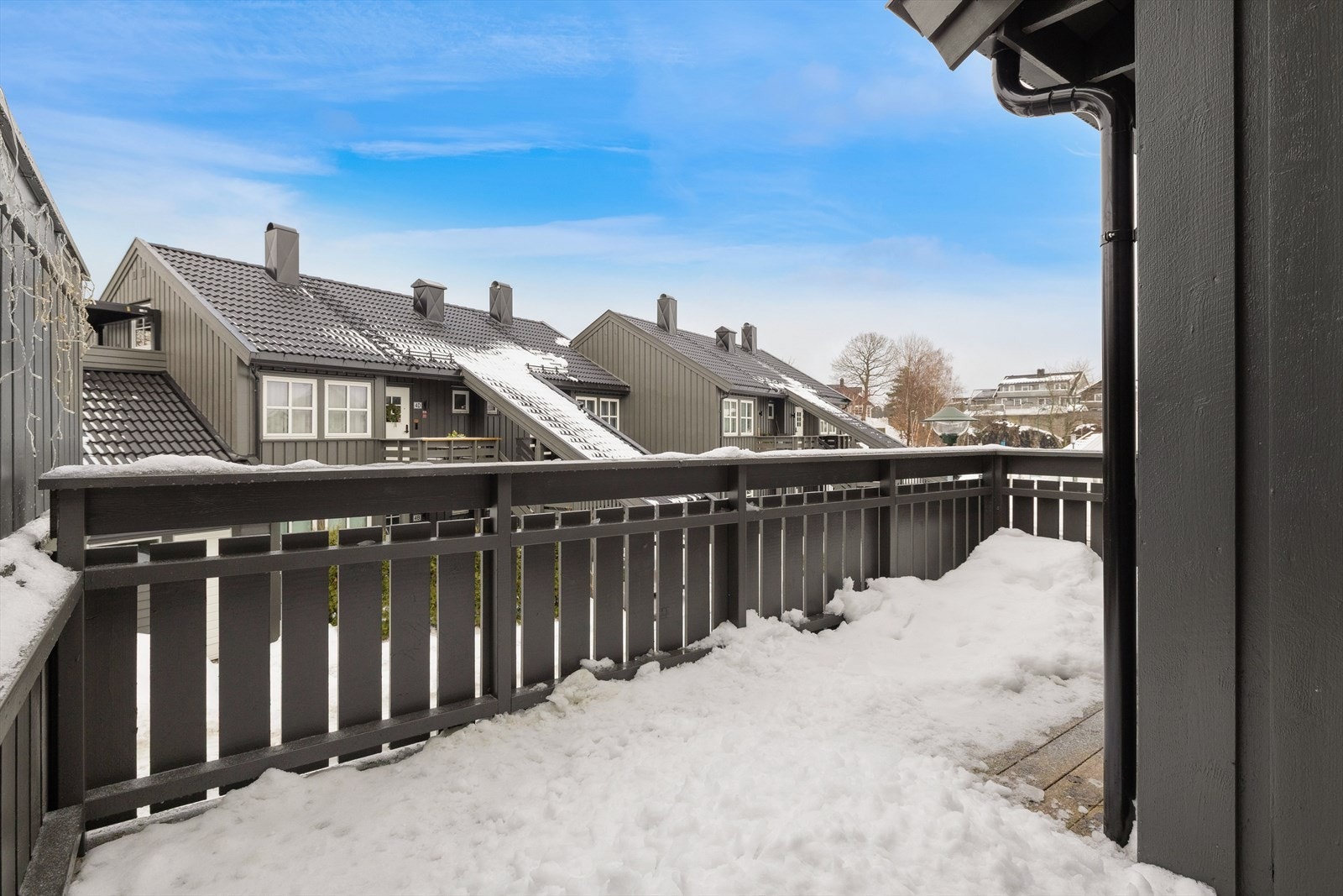 Vestvendt balkong med gode solforhold. Galleribilde