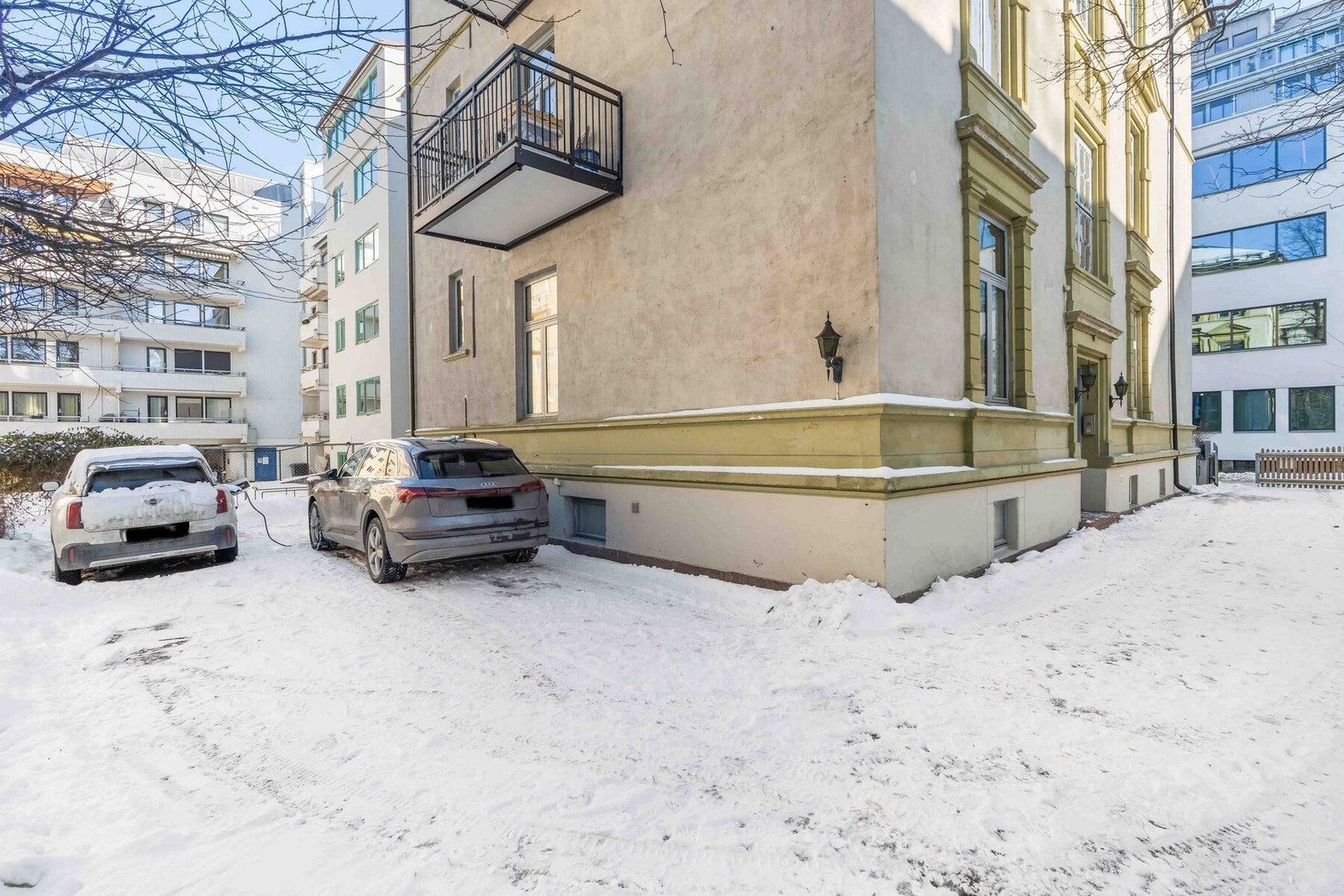 Eiendommen har en attraktiv og sentral beliggenhet med nærhet til både byliv og daglige fasiliteter. Galleribilde