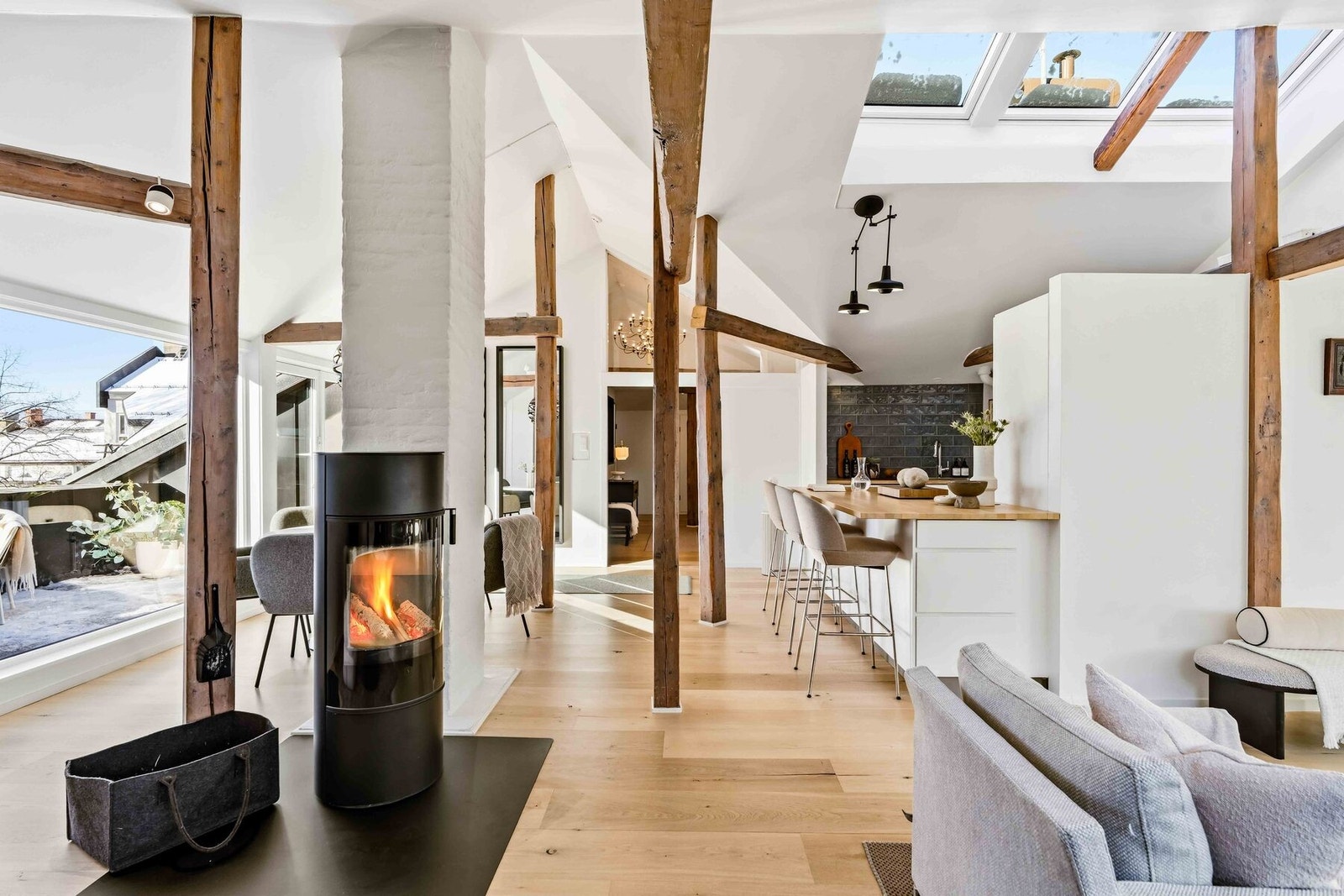 Sjarmerende bjelker og luftig takhøyde. Galleribilde