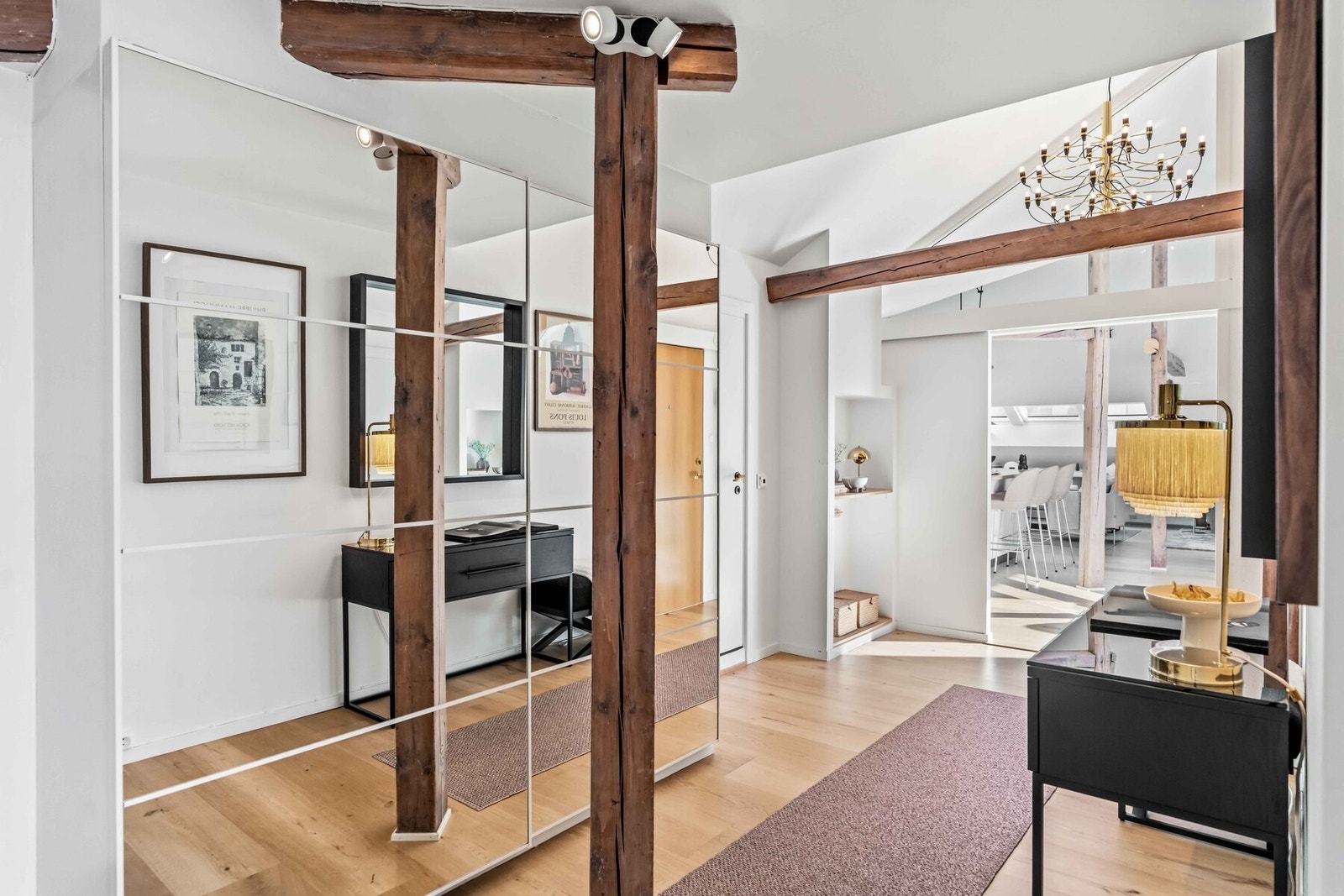 Leiligheten ligger strekker seg over hele byggets toppetasje (4. etasje) og har adkomst via trappeoppgang. Ved inngangsdøren har leiligheten en liten praktisk bod. Galleribilde