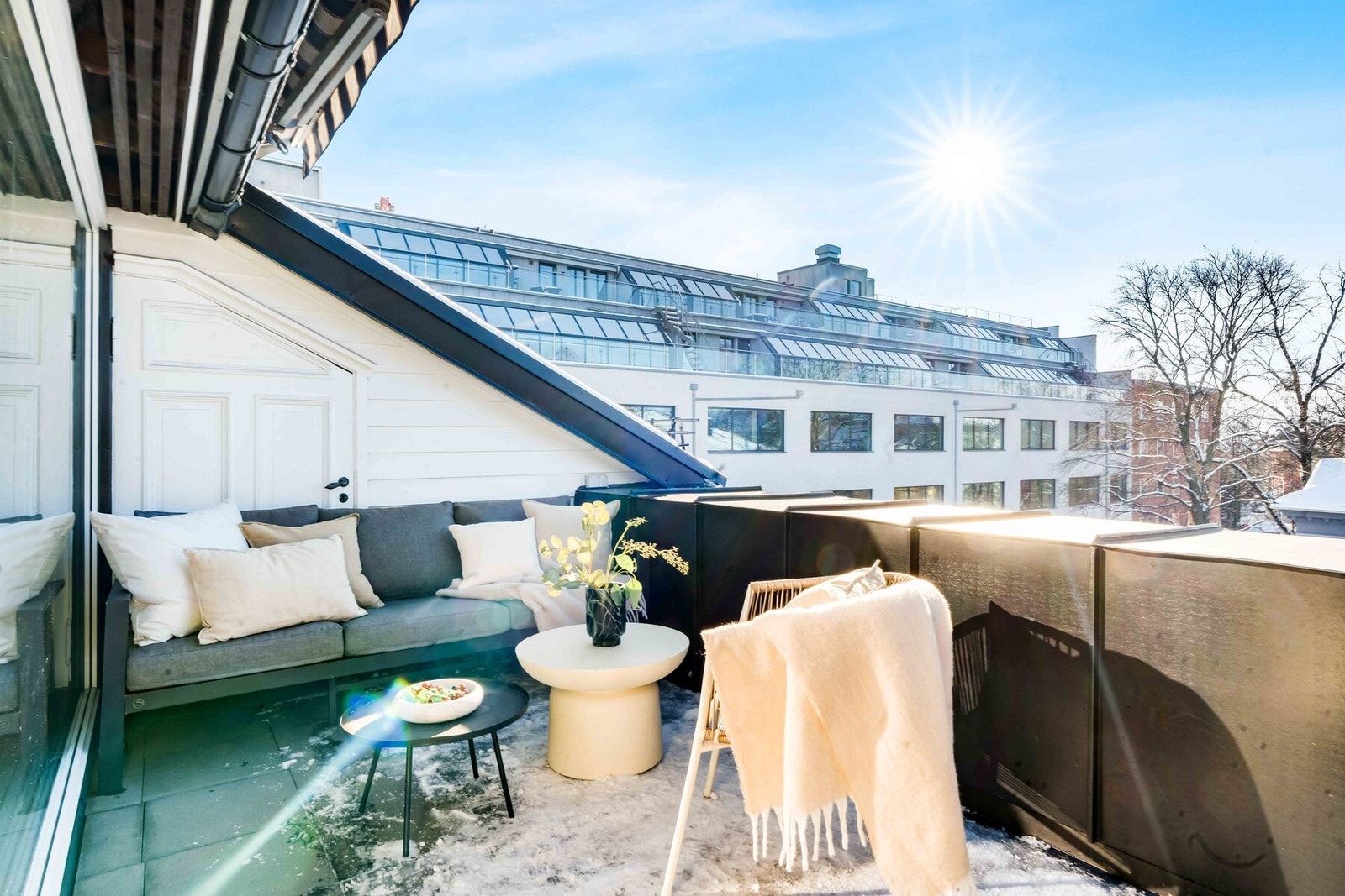 Fra spisestuedelen er det utgang til en inntrukket takterrasse på ca. 11 kvm. Galleribilde