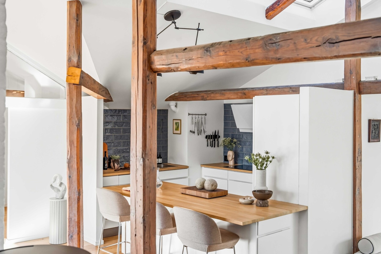 Kjøkkenet har en sosial og praktisk kjøkkenøy med barløsning som fungerer som romdeler mellom kjøkken og spisestue. Galleribilde