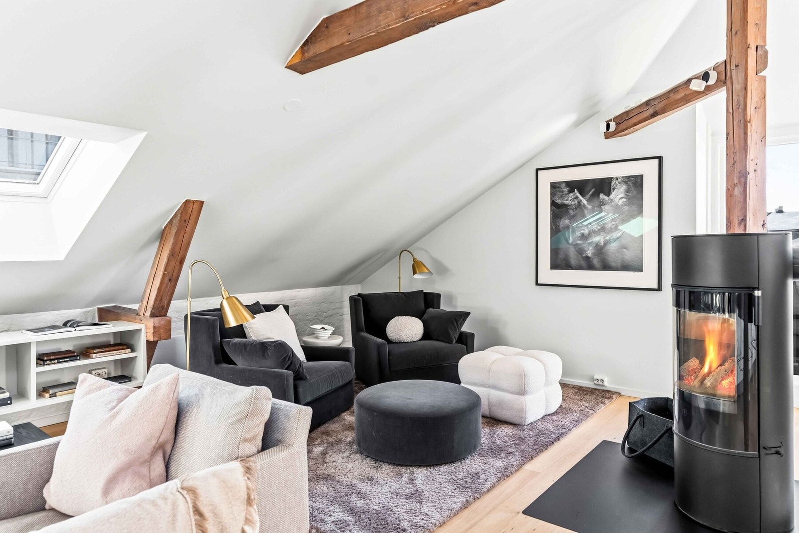 Stuen har god plass til flere sittegrupper. Galleribilde