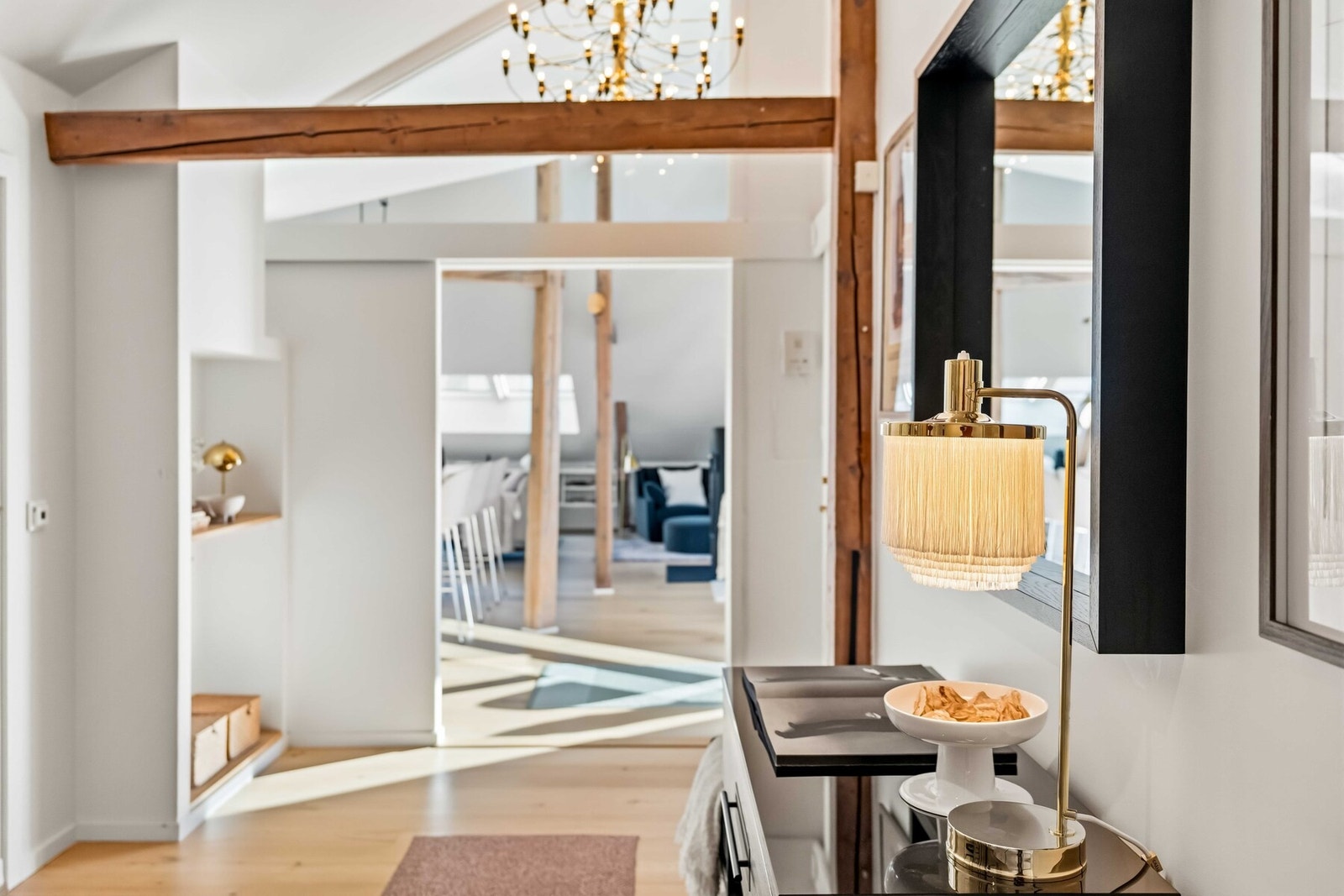 Inngangspartiet i leiligheten er romslig med god plass til yttertøy i den praktiske skyvedørsgarderoben. Det er også kott over entréen med plass til oppbevaring. Galleribilde