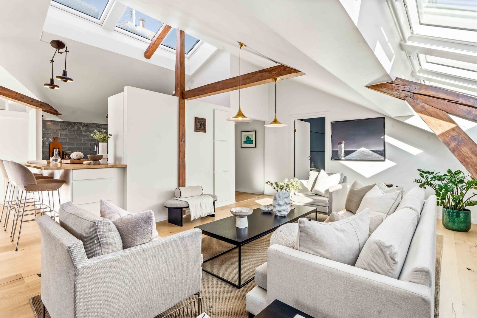 Overflatene i leiligheten har slette, malte vegger i alle oppholdsrom Galleribilde