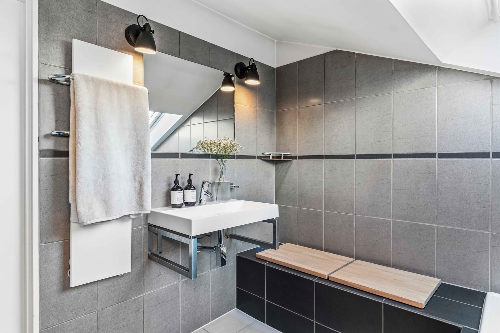 30x30 gulvfliser med varmekabler, håndklevarmer og mye oppbevaringsplass i hyllene i benken. Galleribilde