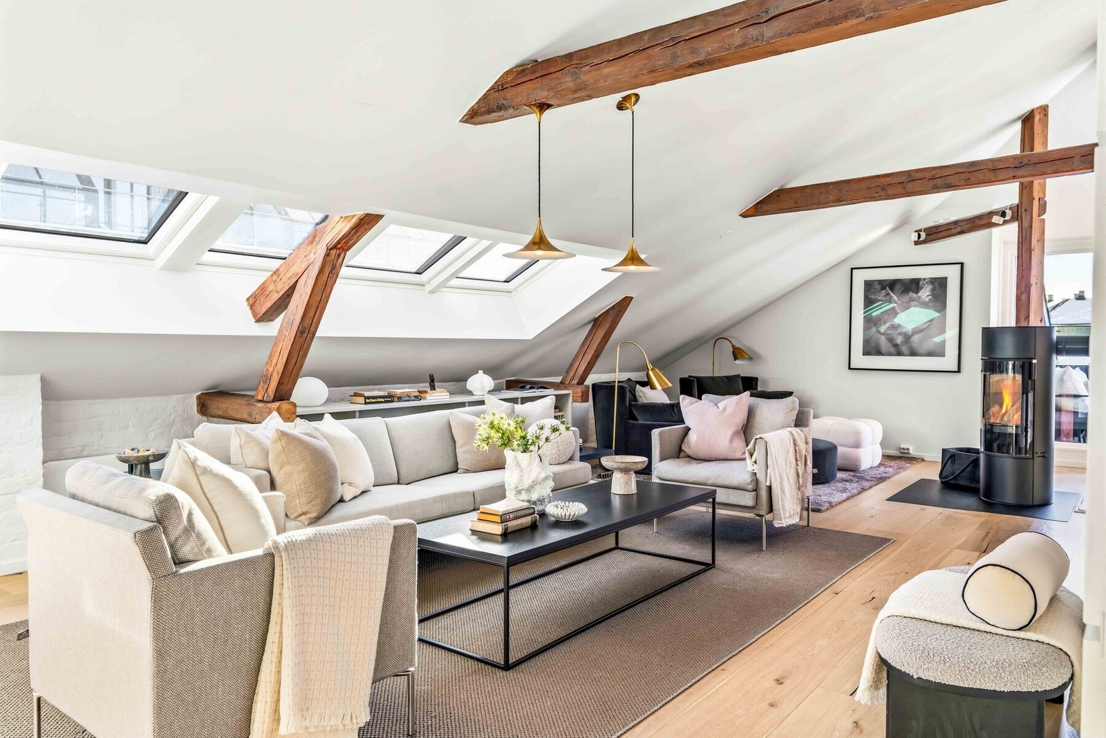 Velkommen til Rosenborggata 22 - en lys og praktfull loftsleilighet med usjenert og solrik takterrasse. Galleribilde