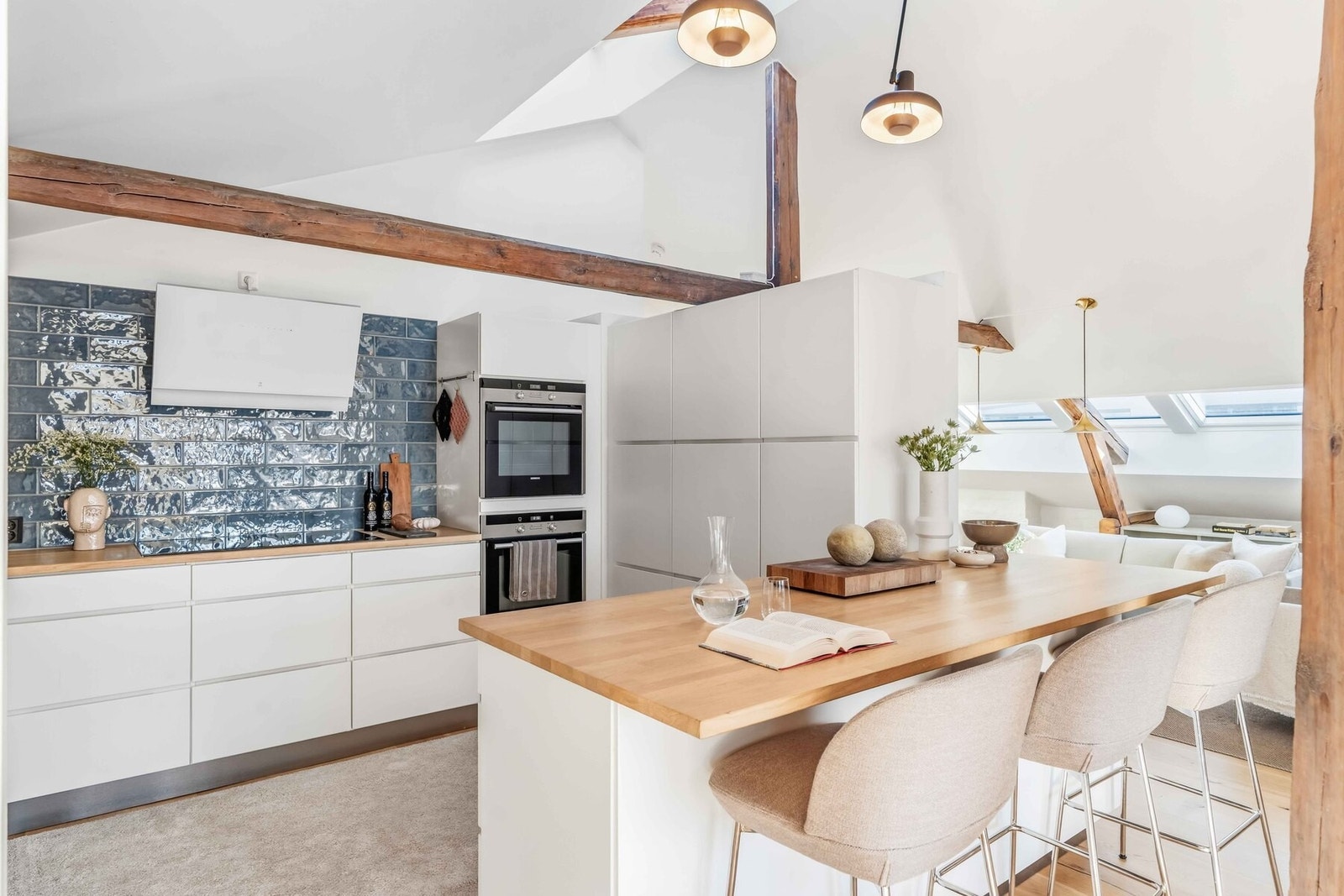 Bygården er oppført i 1892, leiligheten på loftet ble innredet i 1973. Leiligheten har svært god planløsning og masse bodplass. Galleribilde