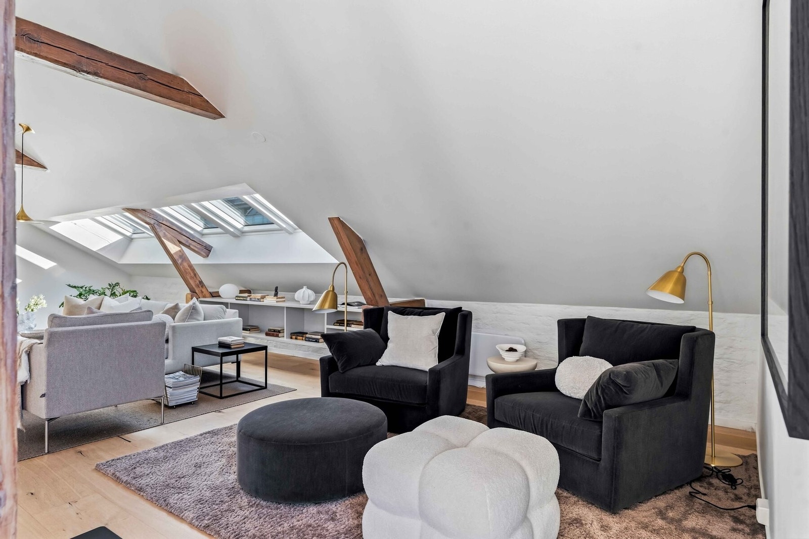 Stuen har plass til flere møbelgrupper. Galleribilde