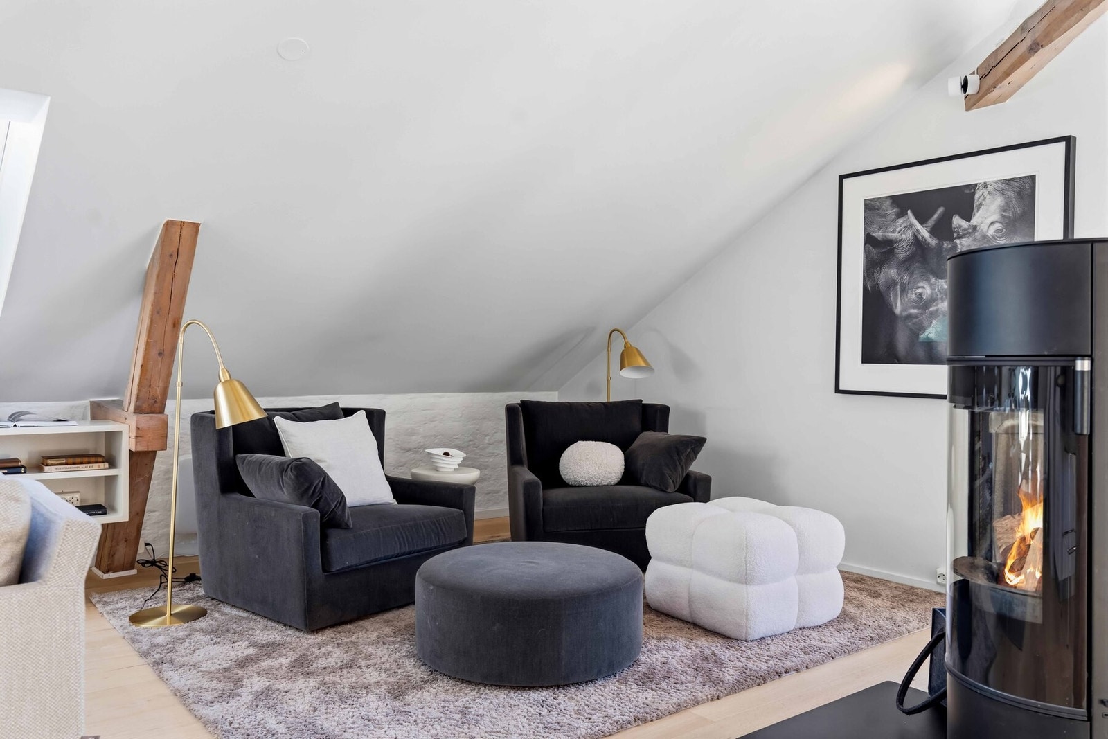 Stuen har peisovn (2024) som gir en lun atmosfære i tillegg til god oppvarming på kalde dager. Galleribilde