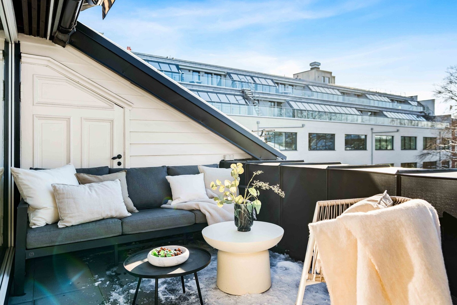 Tilhørende terrassebod på ca. 6 kvm sørger for praktisk oppbevaring i direkte tilknytning til uteplassen. Galleribilde