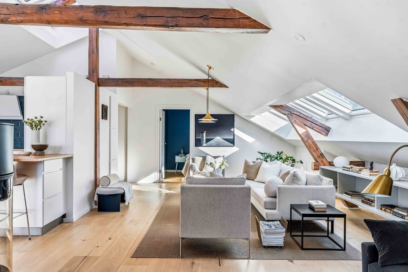 Boligen har gulvflate på 191 kvm og takhøyde på opptil 3,48 meter, sjarmerende takbjelker og fin standard - her kan man flytte rett inn! Galleribilde