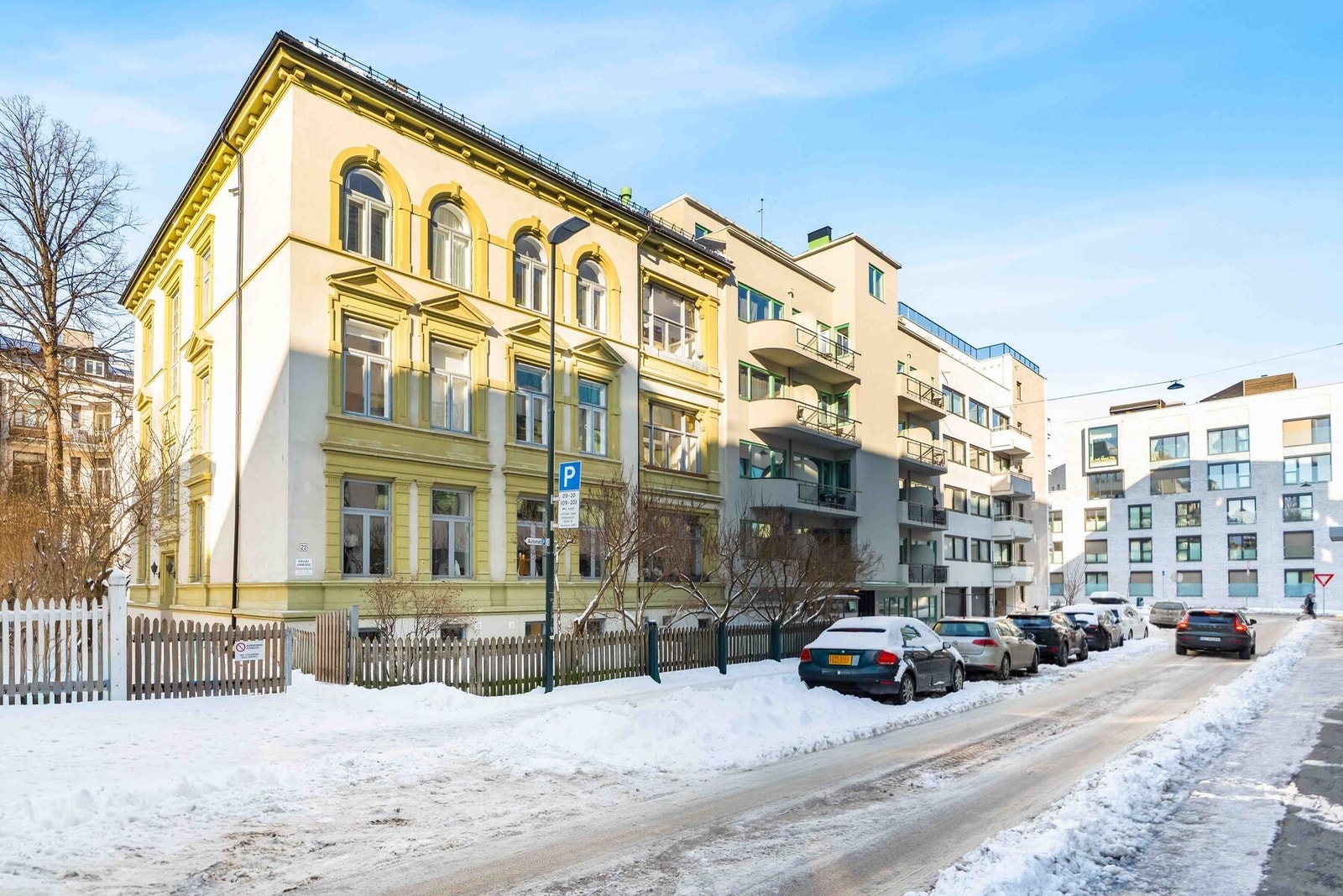 Det er tre biloppstillingsplasser i bakgården, i tillegg leier sameiet en garasjeplass i Rosenborggata 24. Alle fire leiligheter i sameiet har gjensidig rett på parkering i bakgården uavhengig ansiennitet. Galleribilde