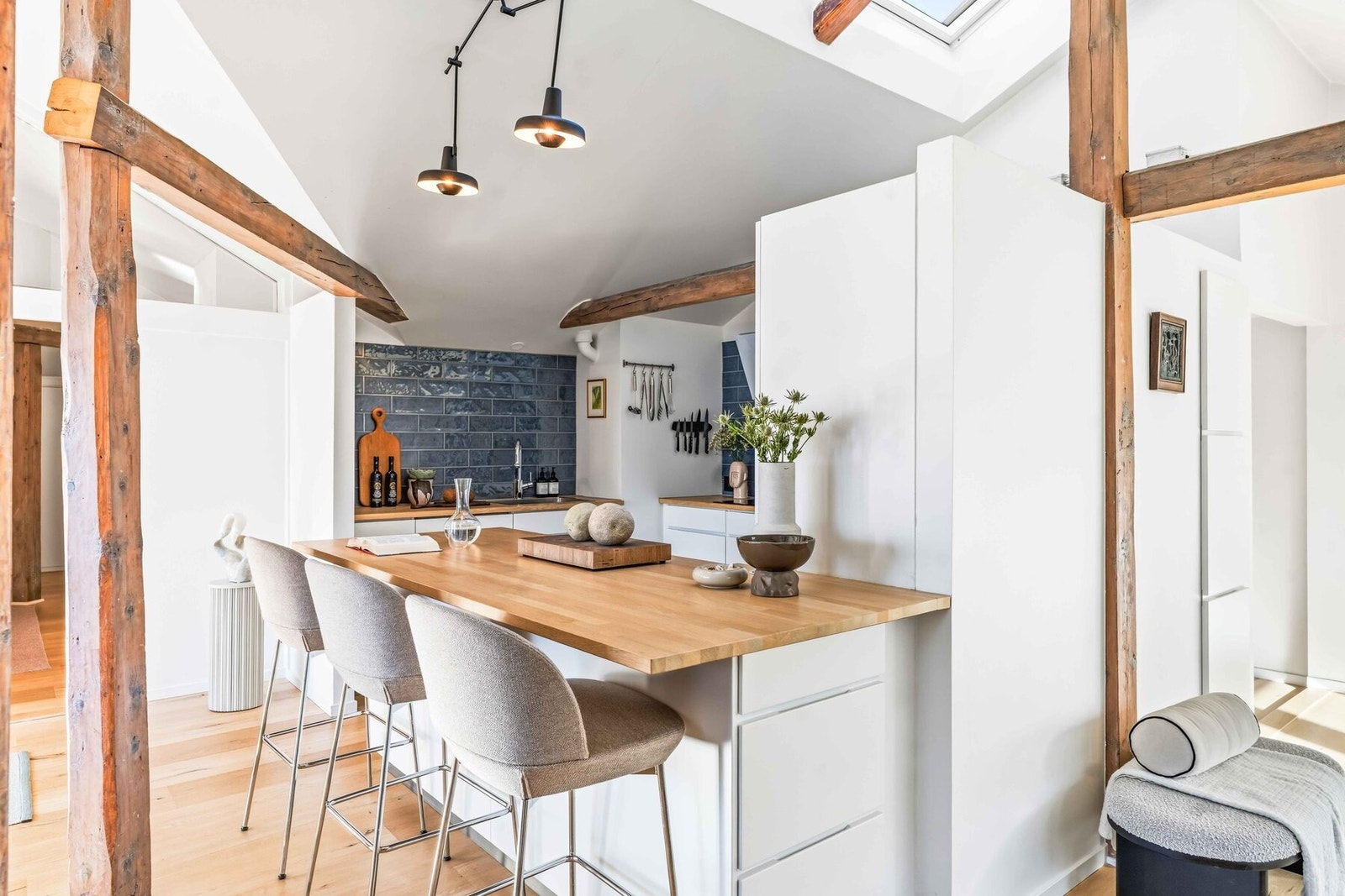 Skråtak og imponerende takhøyde gir leiligheten en luftig romfølelse. Romslig og sosial stue-/spisestueløsning med peisovn som skaper lun og innbydende atmosfære. Galleribilde