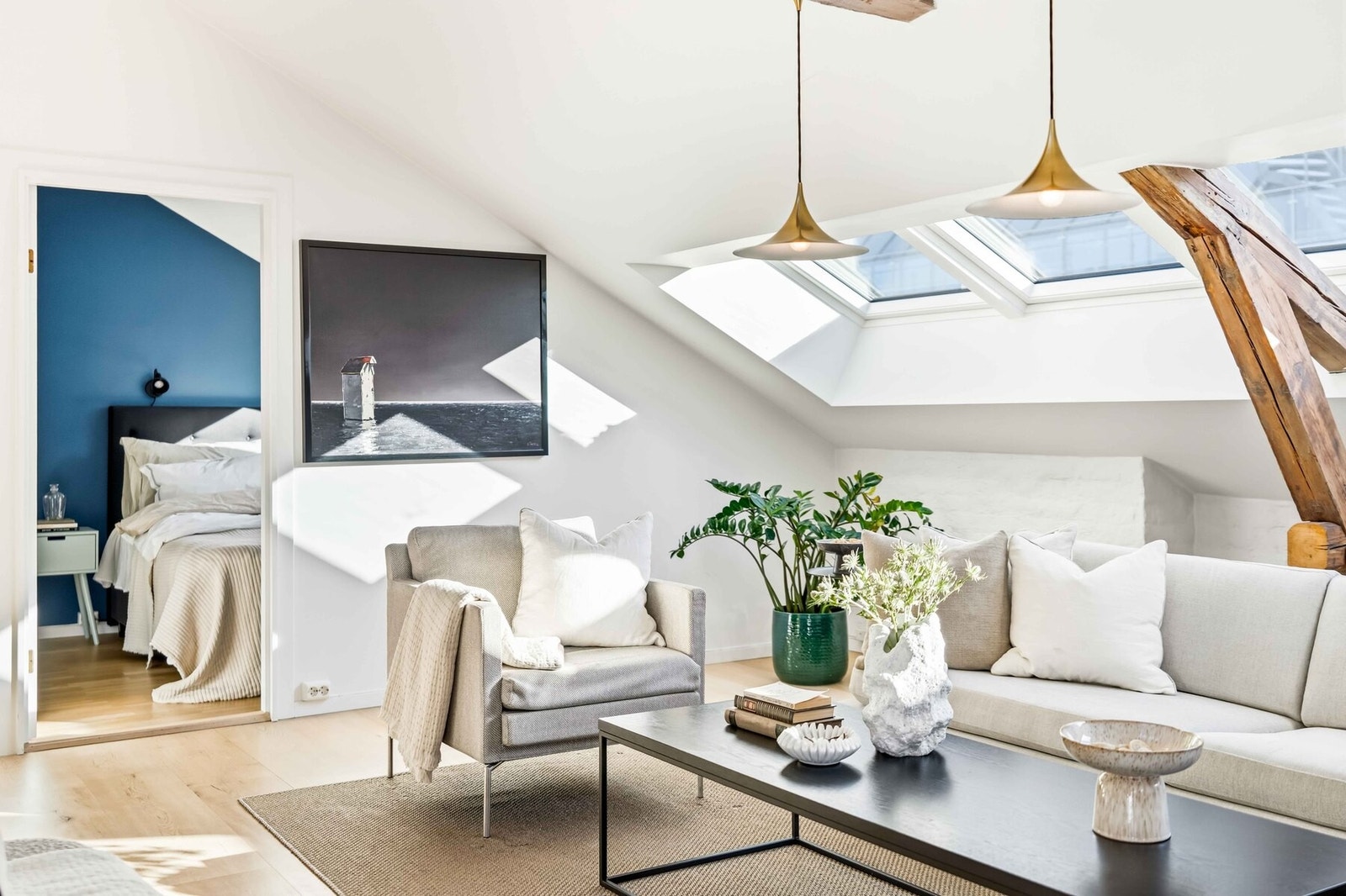 Stuen har store vindusflater som slipper inn rikelig med naturlig lys. Det er montert solskjerming på alle takvinduer (bortsett fra på badet). Galleribilde