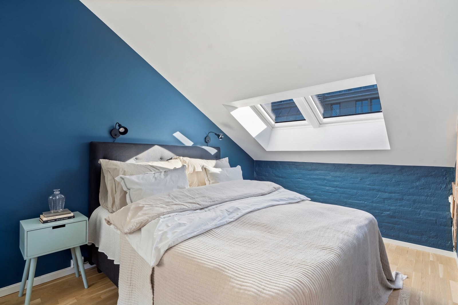 Store skråtakvinduer sørger for rikelig med naturlig lys. Galleribilde