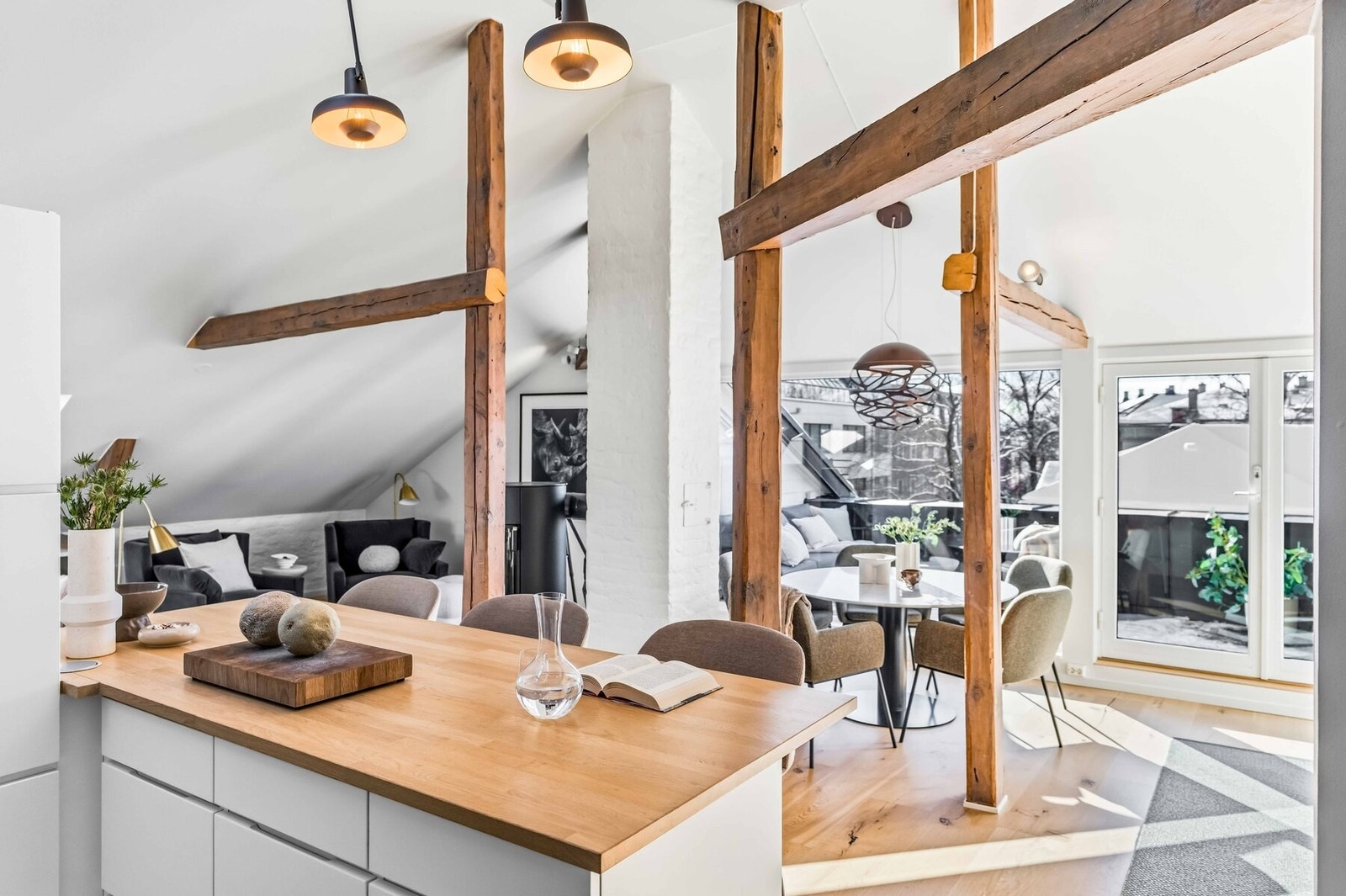 Kjøkkenøyen gir en praktisk løsning med god flyt i arbeidssonen. Galleribilde