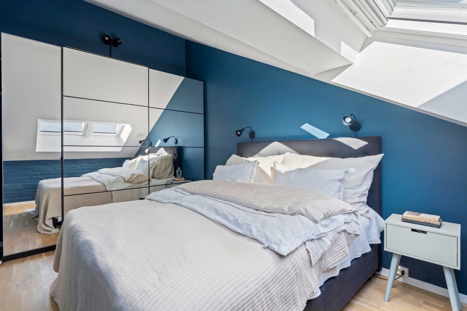 Soverommet 2 er 11,75 kvm. Det er malt i en lun blåtone og har plass til dobbeltseng, nattbord, kommode. En stor skyvedørsgarderobe langs den ene veggen ivaretar lagringsplassen. Galleribilde