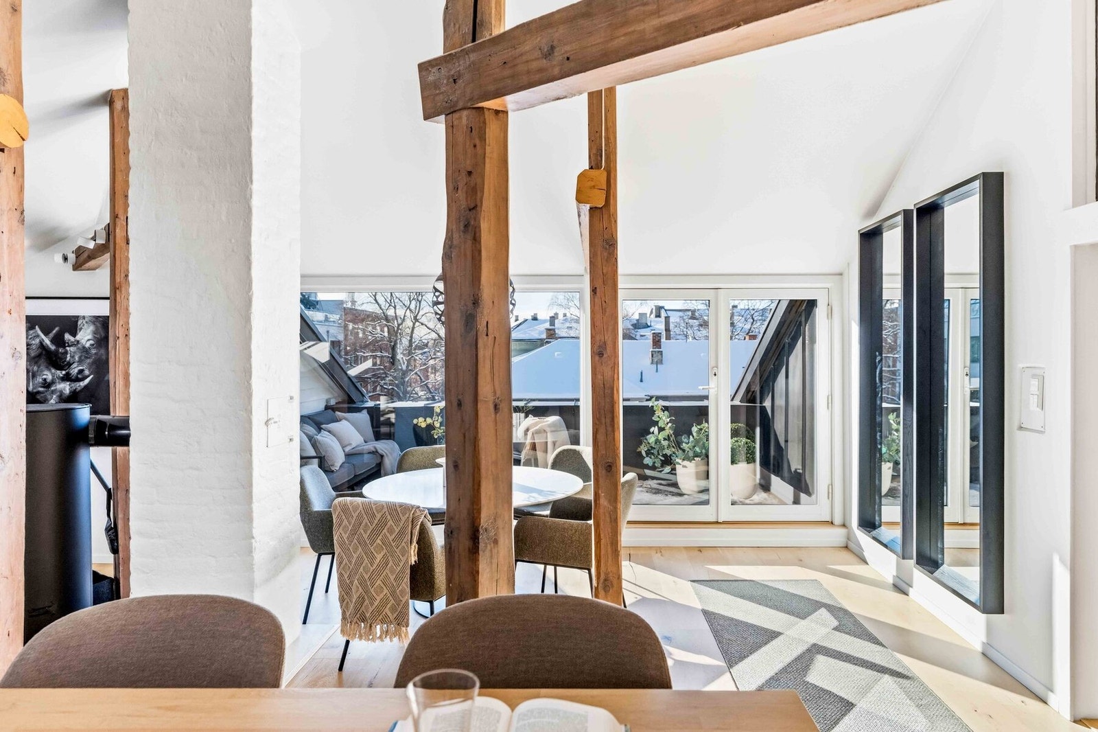Fra spisestuedelen er det direkte utgang til den solrike sydvendte takterrassen. Galleribilde
