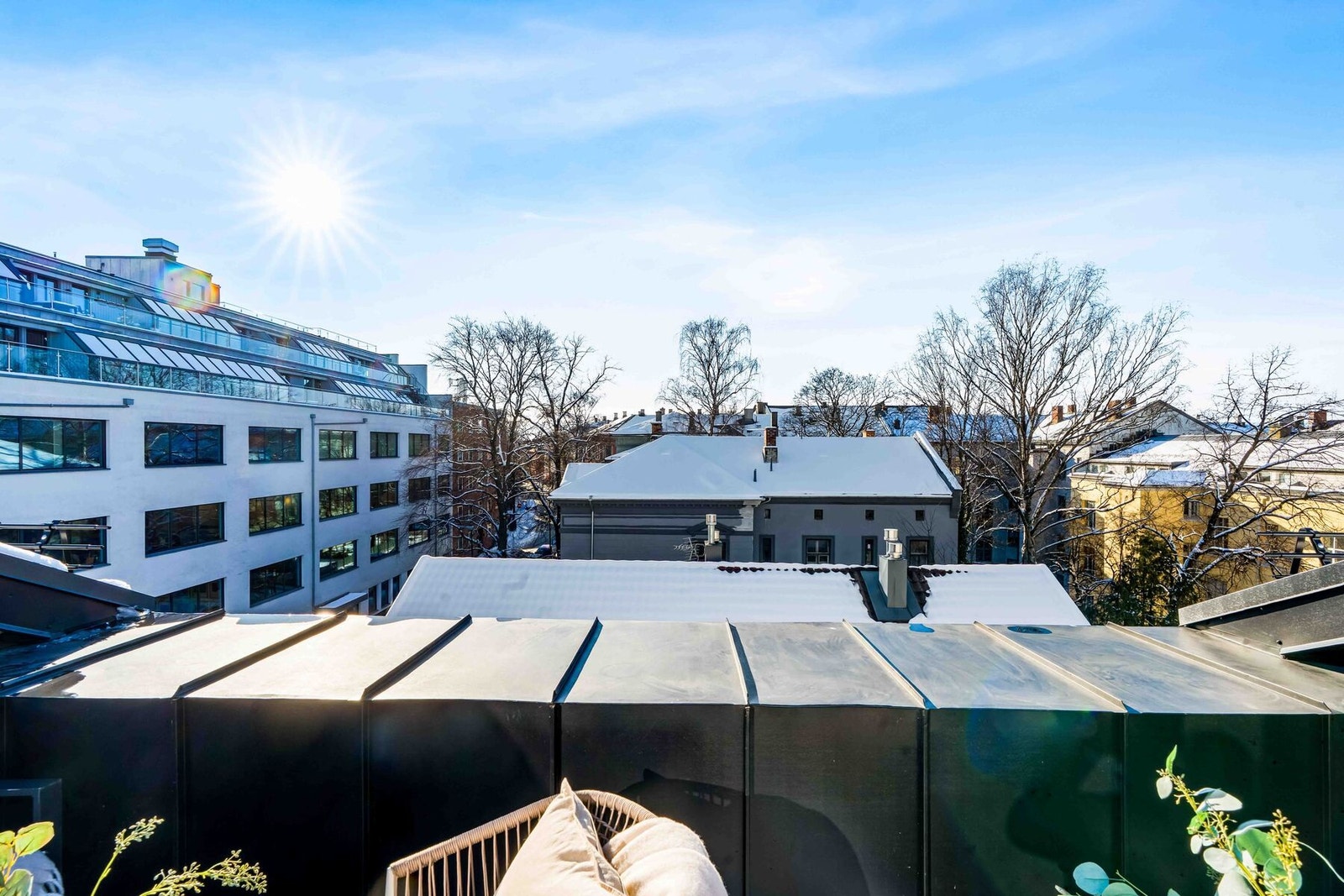 Markise er montert og gir fleksibel skjerming ved behov. Galleribilde