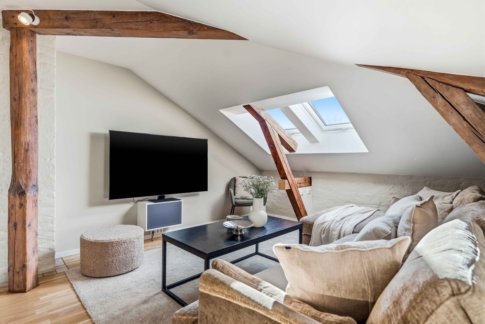 Soverom 1 er ca. 16 kvm og benyttes i dag som TV-stue, med integrerte hyller som gir både god oppbevaring og et gjennomført uttrykk. Galleribilde