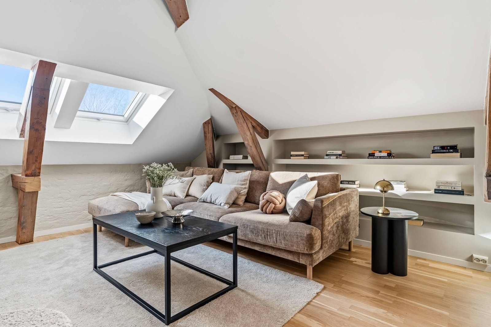 Rommet fremstår som romslig og fleksibelt, med gode møbleringsmuligheter og en planløsning som gjør det anvendelig til flere formål. Galleribilde