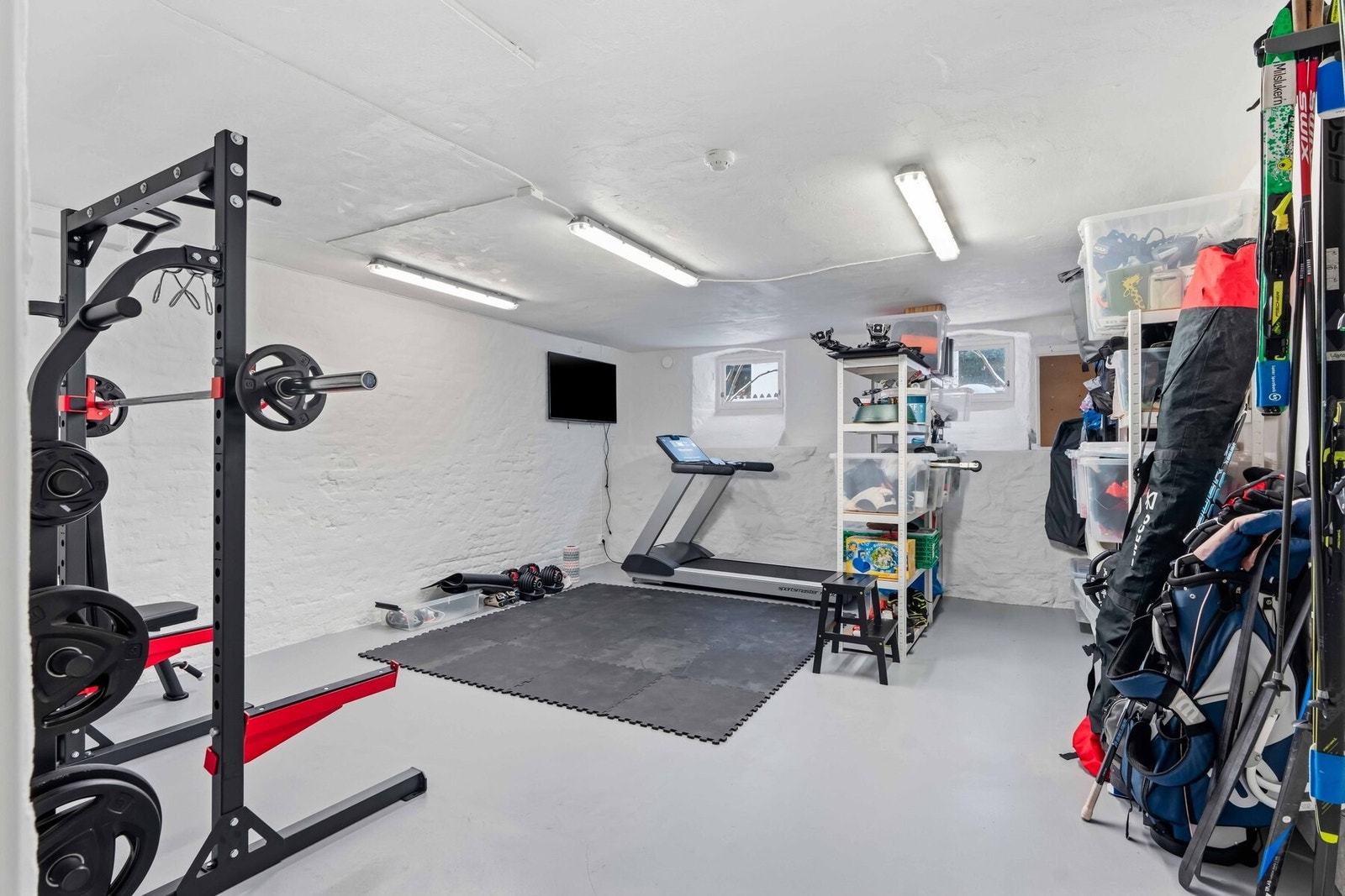 Seksjonen disponerer flere boder. Dette omfatter innvendig bod på ca. 2,9 kvm, bod utenfor inngangsdøren til leiligheten på ca. 2 kvm, utvendig bod på terrasse på ca. 6,8 kvm samt kjellerbod innredet som trimrom på ca. 28 kvm. Galleribilde