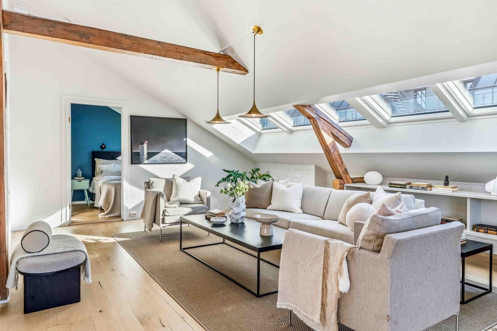 Rommet er åpent med god takhøyde, store vindusflater og gode innredningsmuligheter. Galleribilde