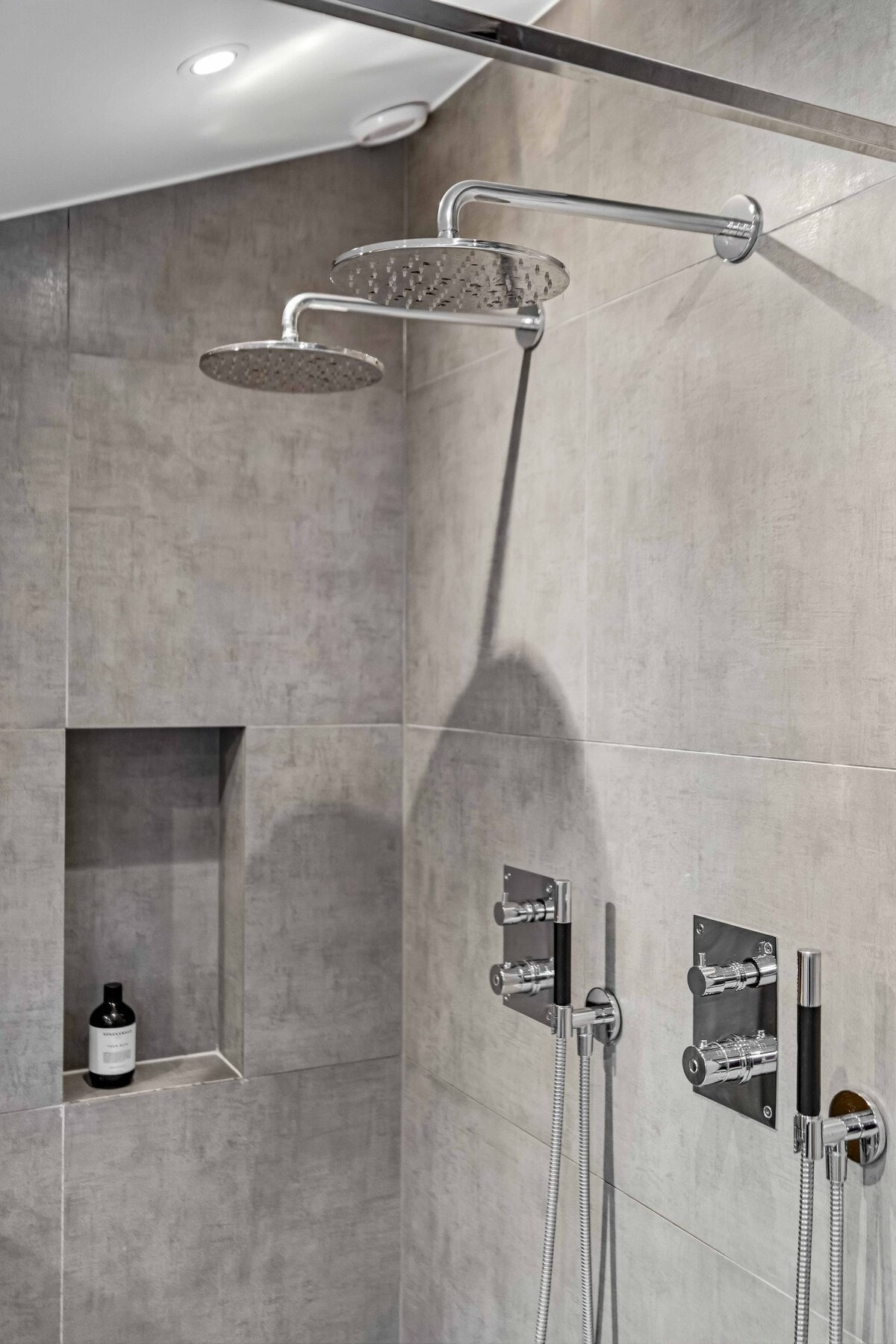 Dobbel regnfallsdusj og nisjehylle. Galleribilde